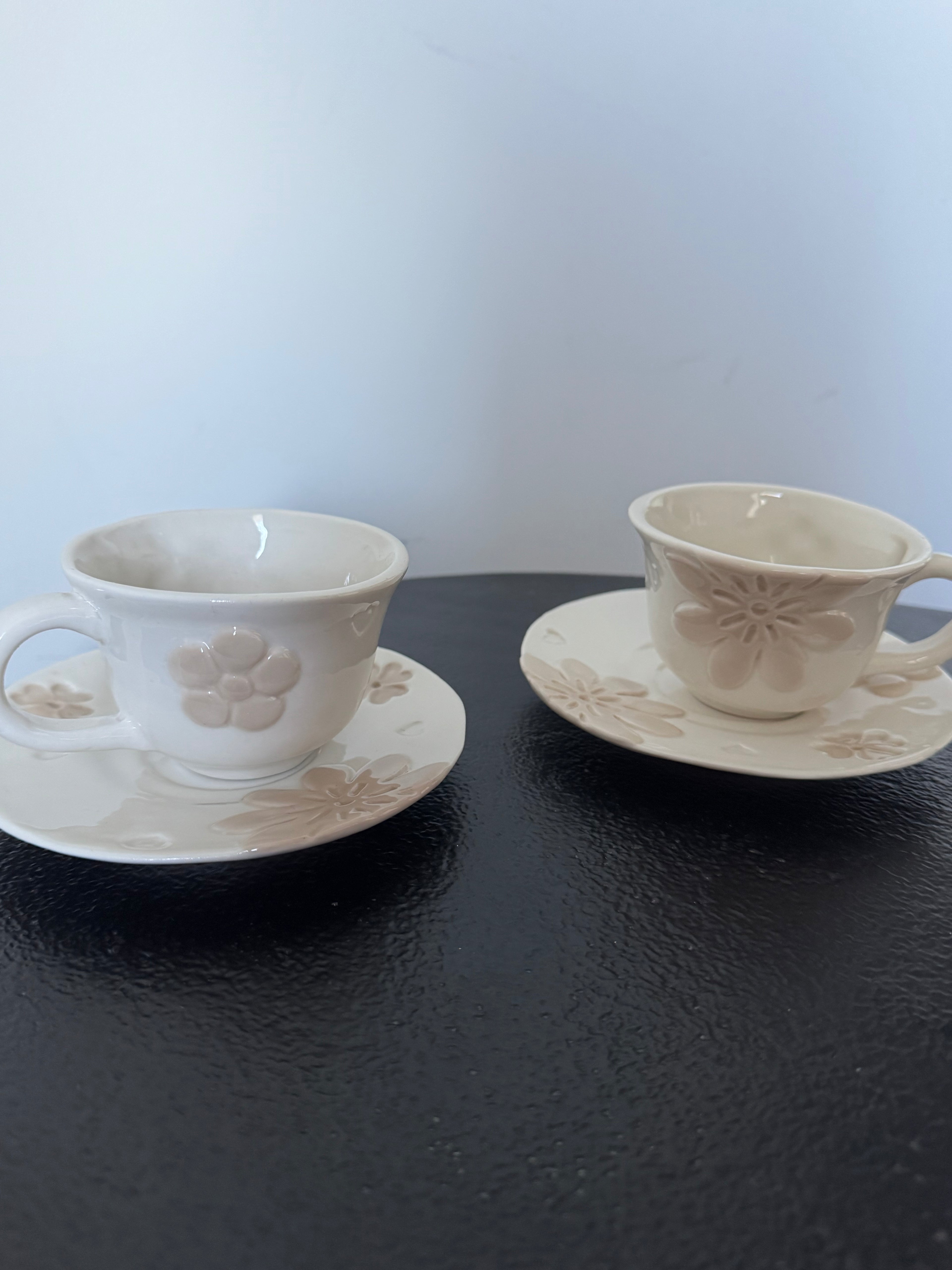 Duo de tasses à café en céramique avec soucoupes fleurs — 14zero3 (Art From Italy)