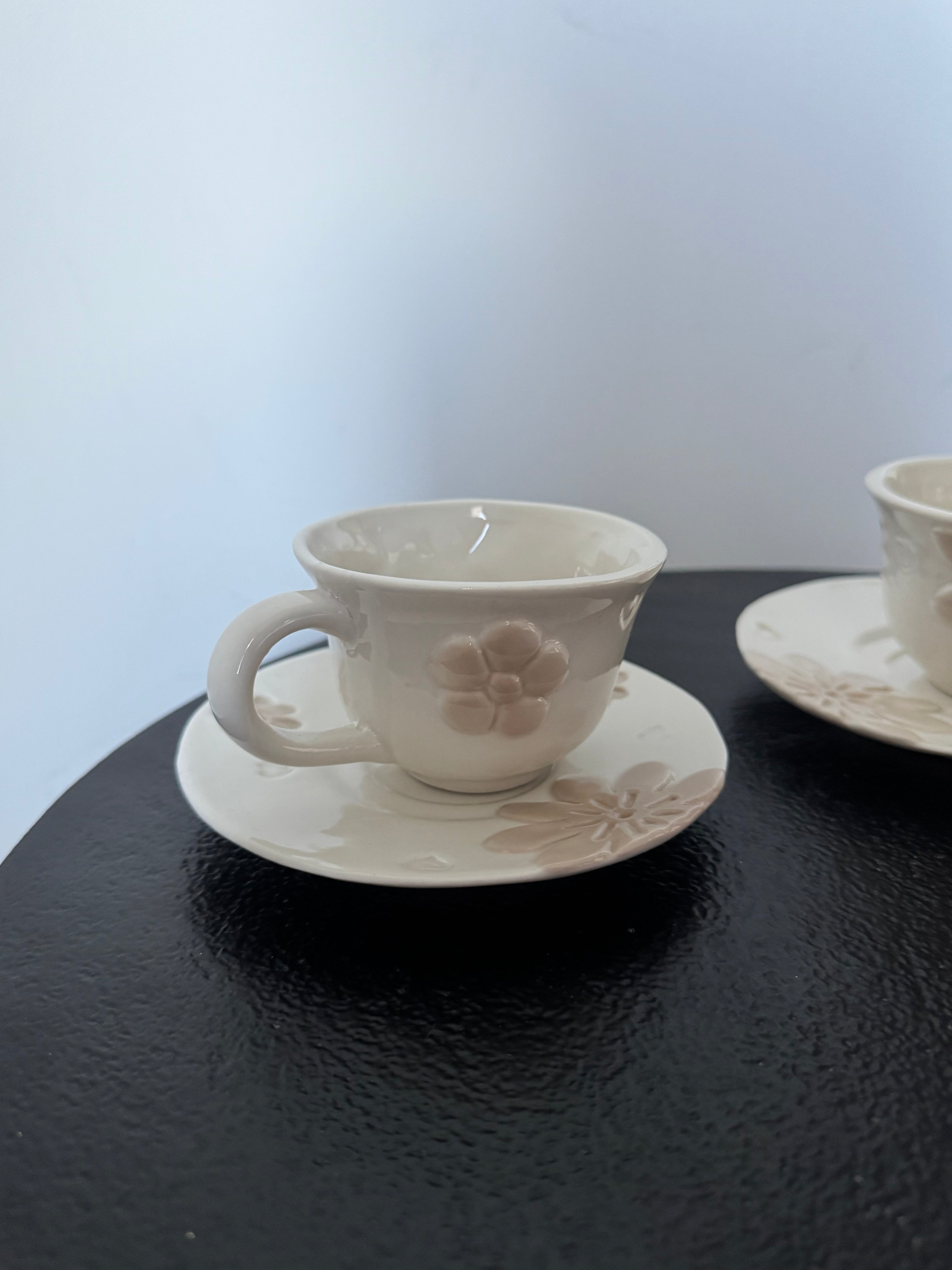 Duo de tasses à café en céramique avec soucoupes fleurs — 14zero3 (Art From Italy)