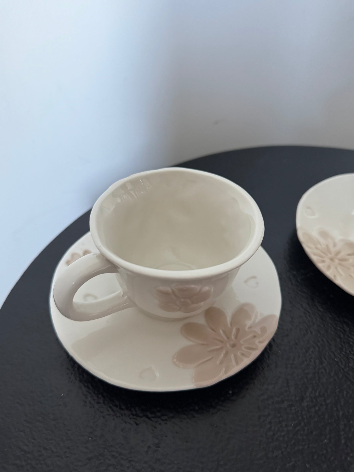 Duo de tasses à café en céramique avec soucoupes fleurs — 14zero3 (Art From Italy)