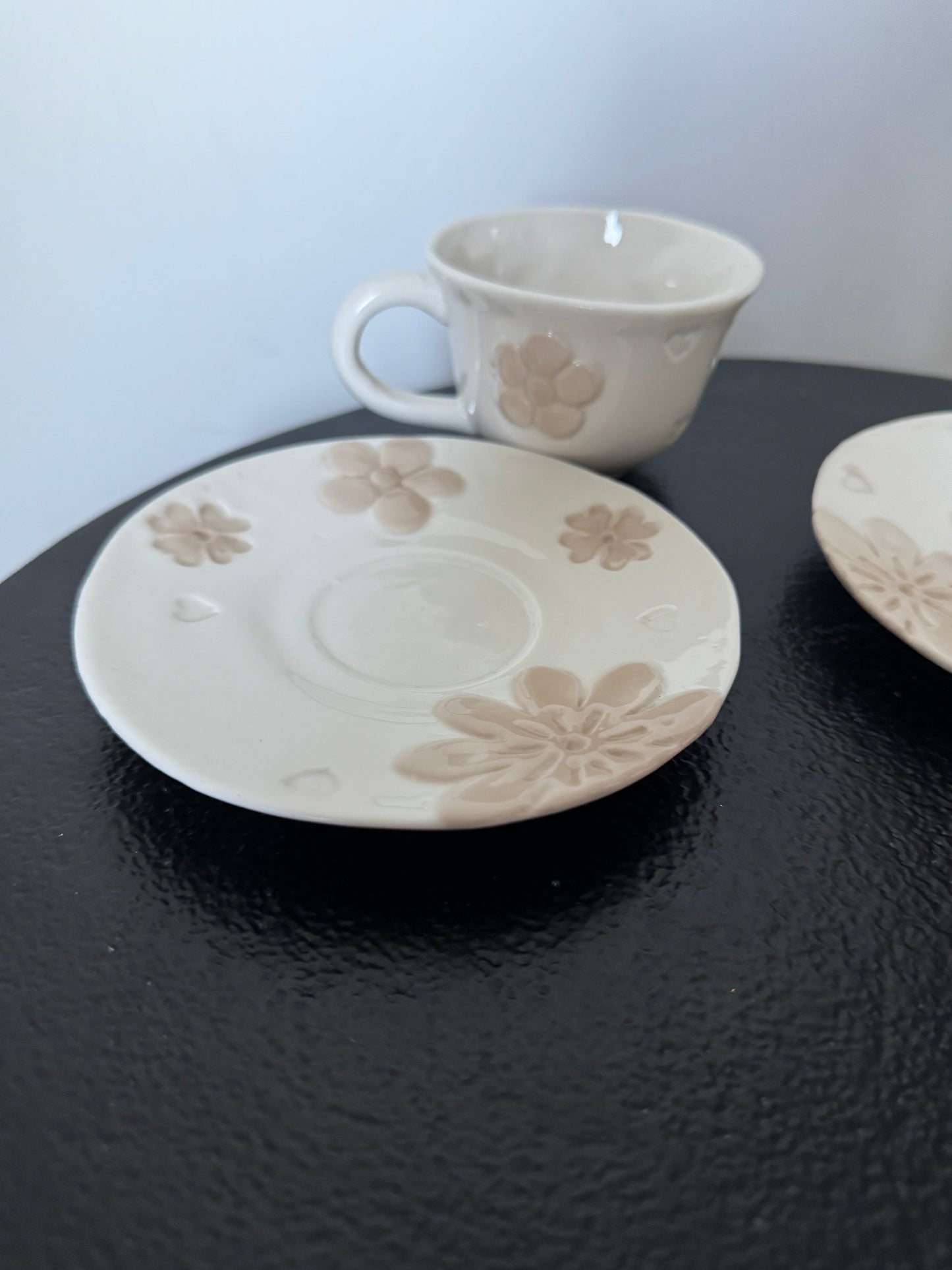 Duo de tasses à café en céramique avec soucoupes fleurs — 14zero3 (Art From Italy)
