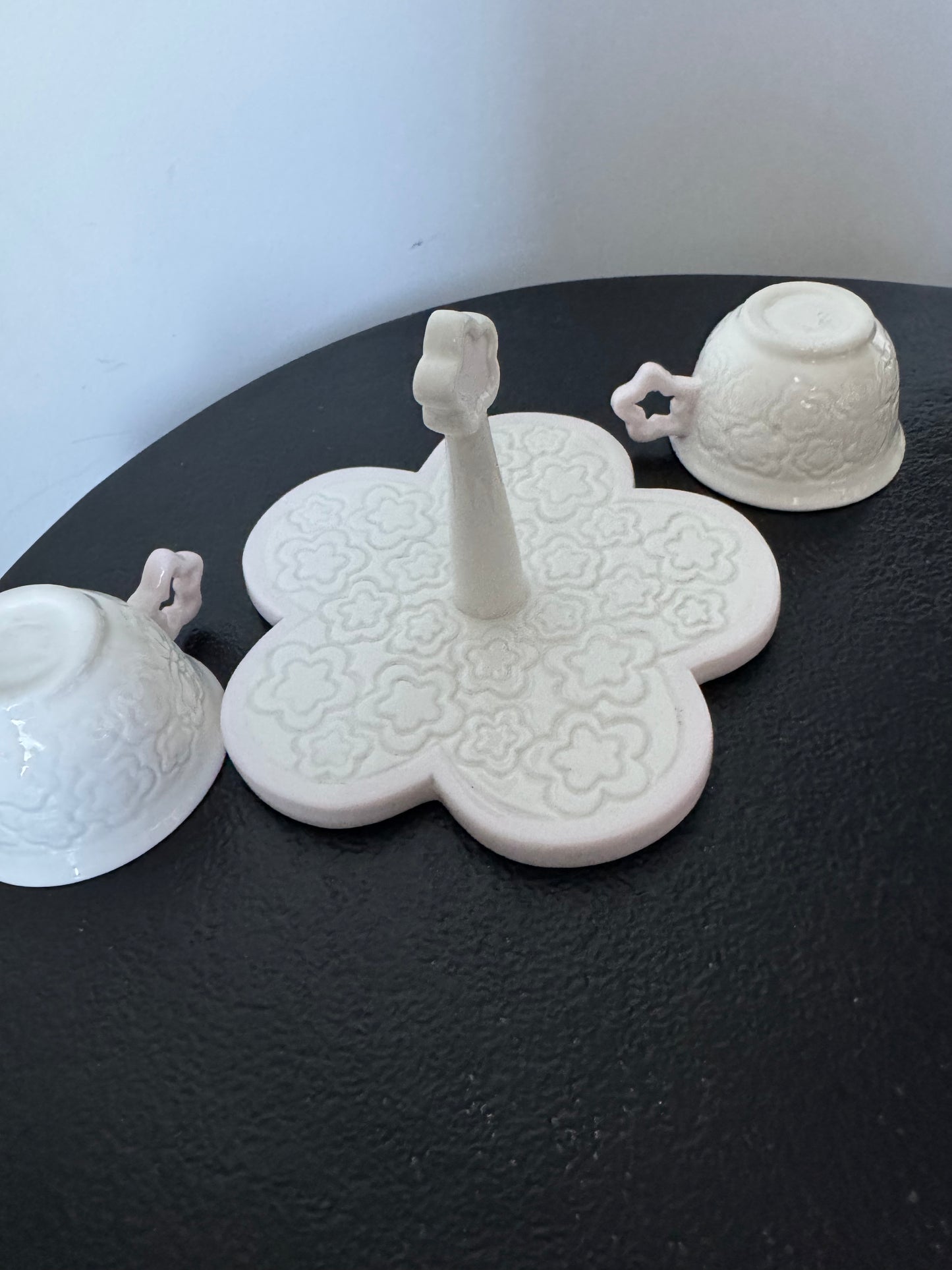 Duo de tasses à espresso avec présentoir fleur en céramique peinte à la main — 14zero3 (Art From Italy)