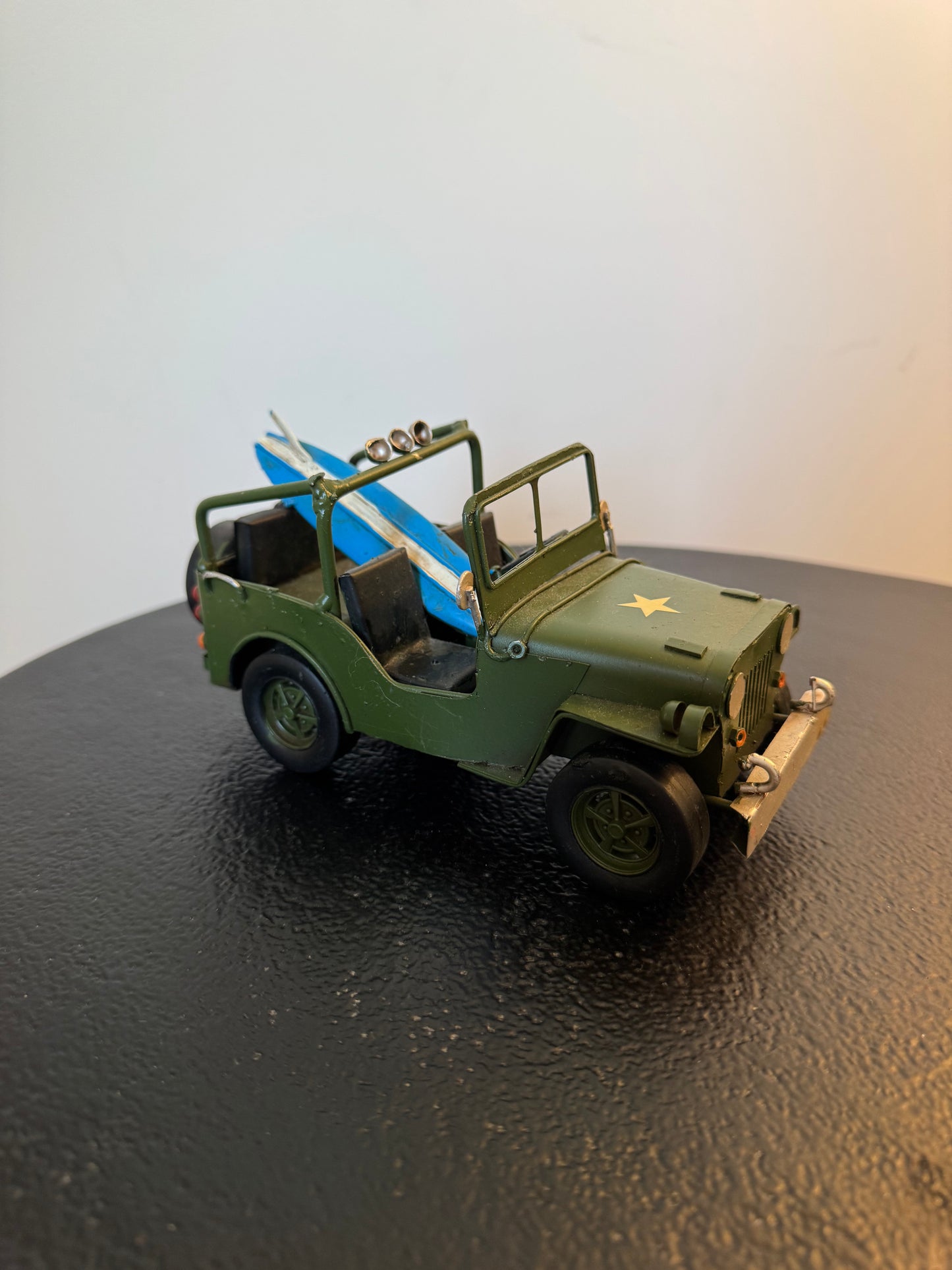 Jeep militaire rétro en métal avec planche de surf — Objet de décoration rétro neuf