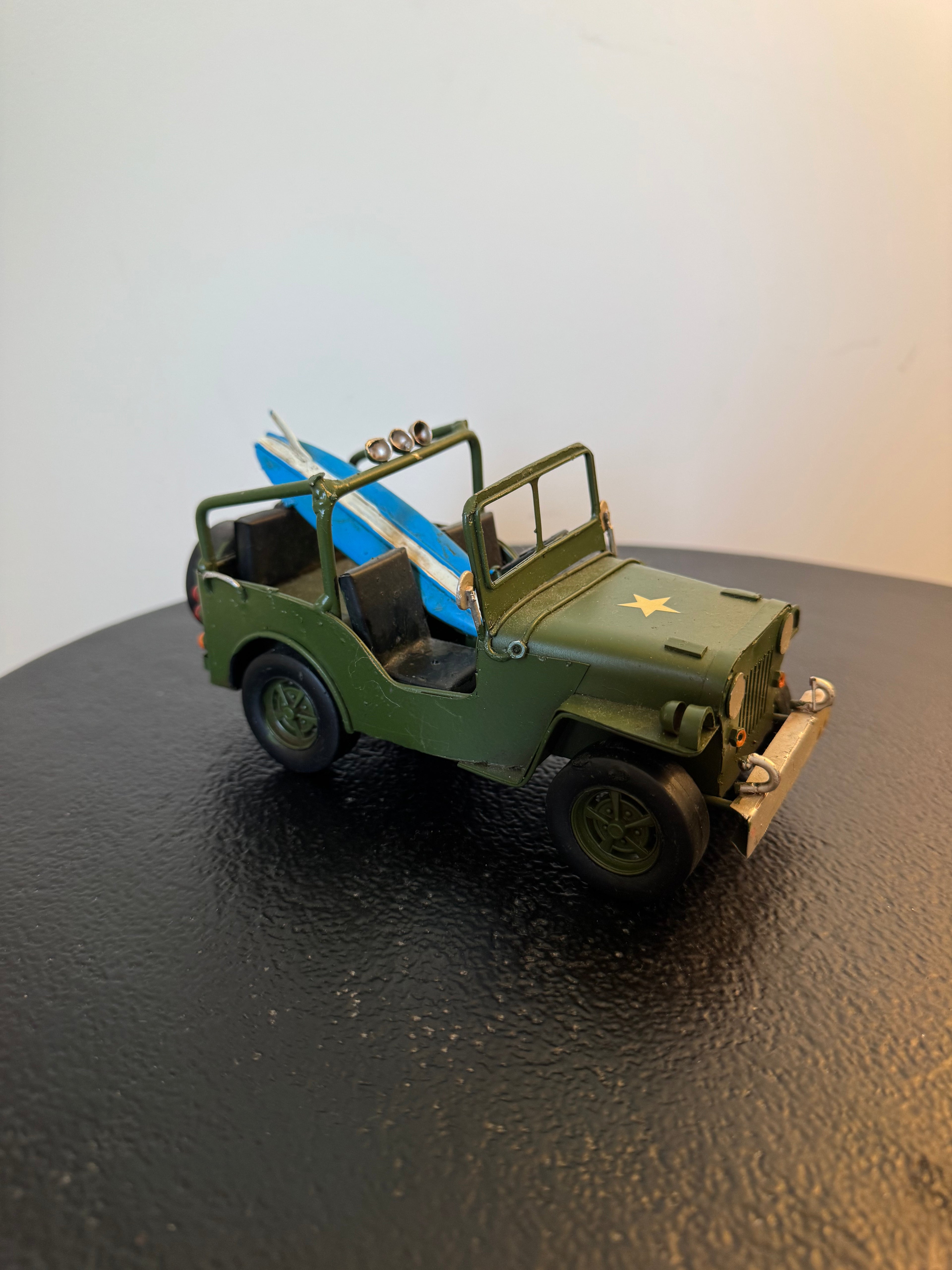 Jeep militaire rétro en métal avec planche de surf — Objet de décoration rétro neuf