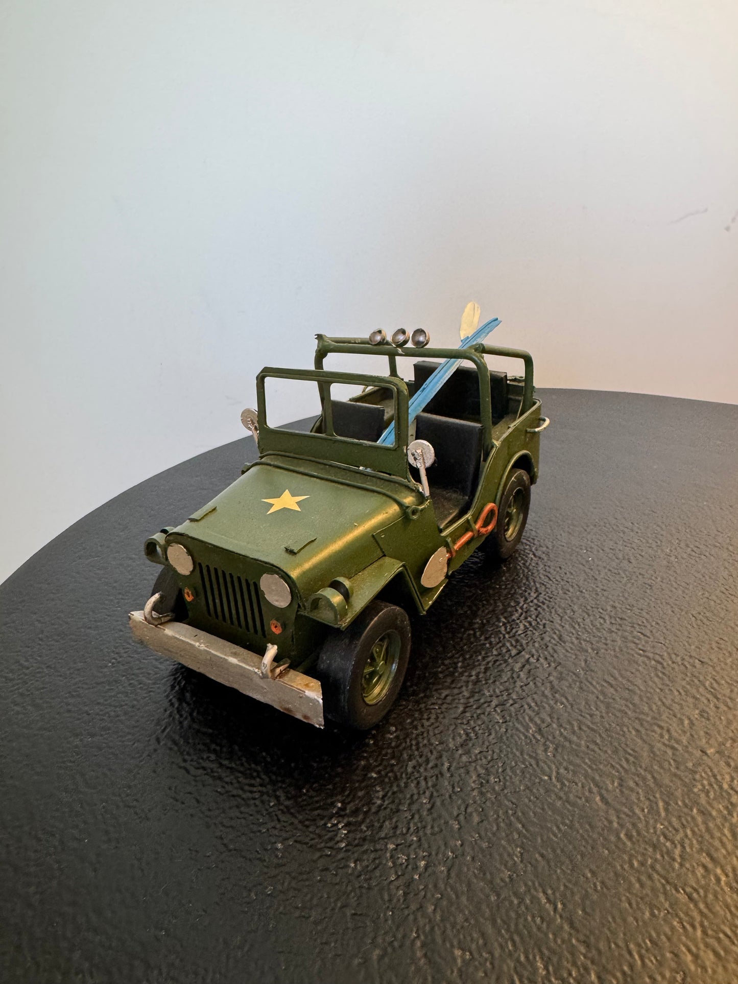 Jeep militaire rétro en métal avec planche de surf — Objet de décoration rétro neuf