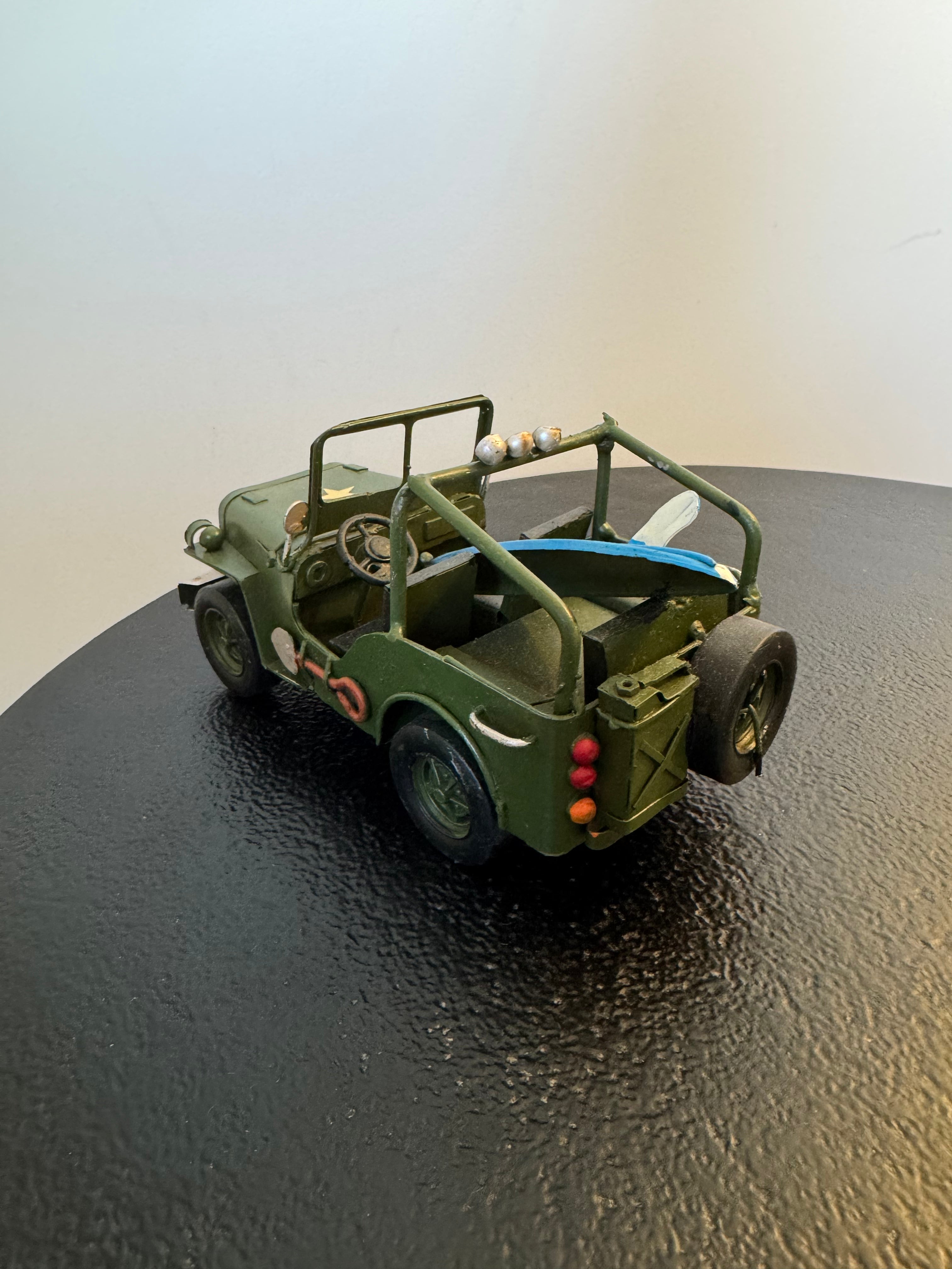 Jeep militaire rétro en métal avec planche de surf — Objet de décoration rétro neuf