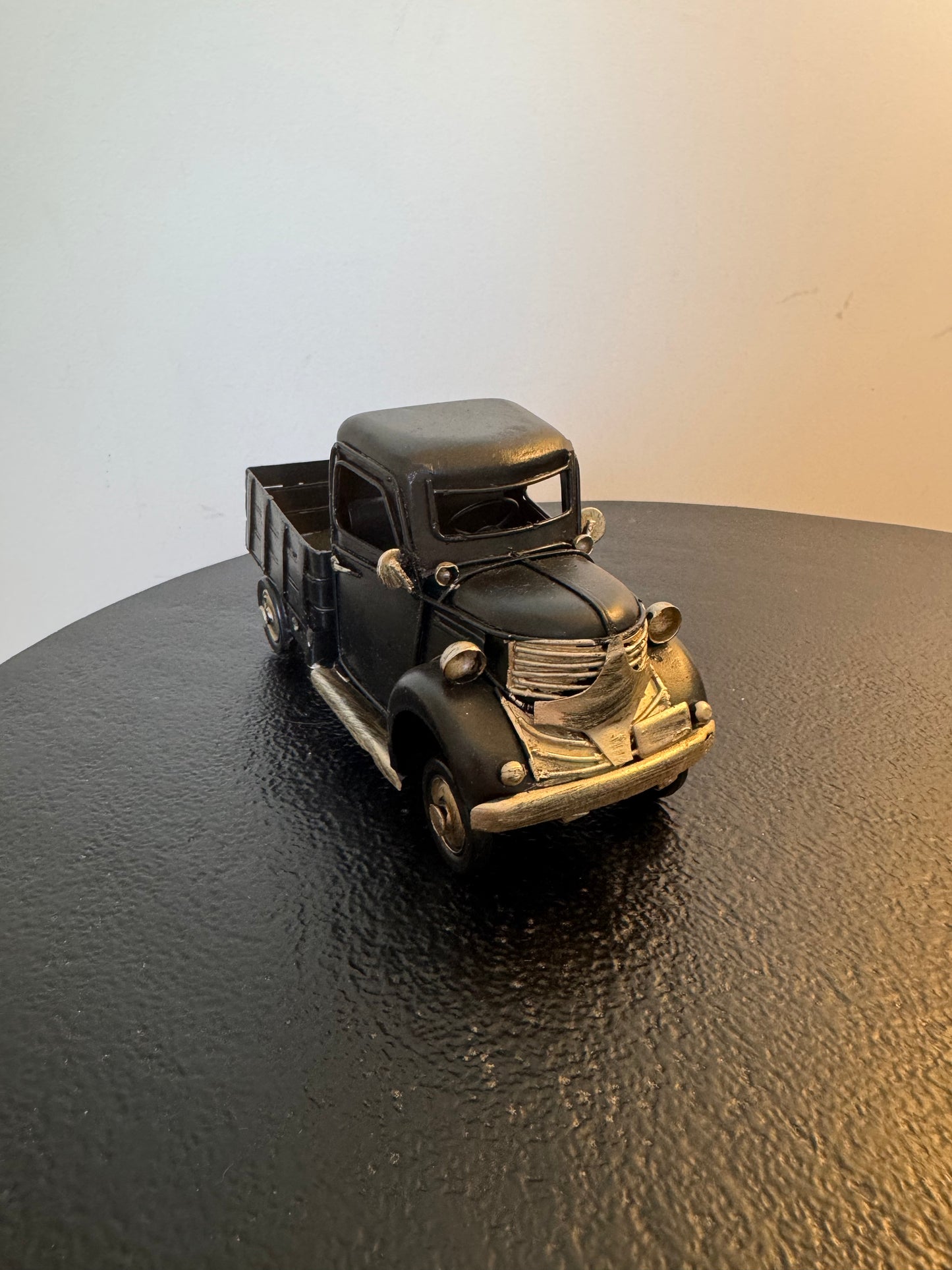 Camionnette rétro en métal — Objet de décoration rétro neuf