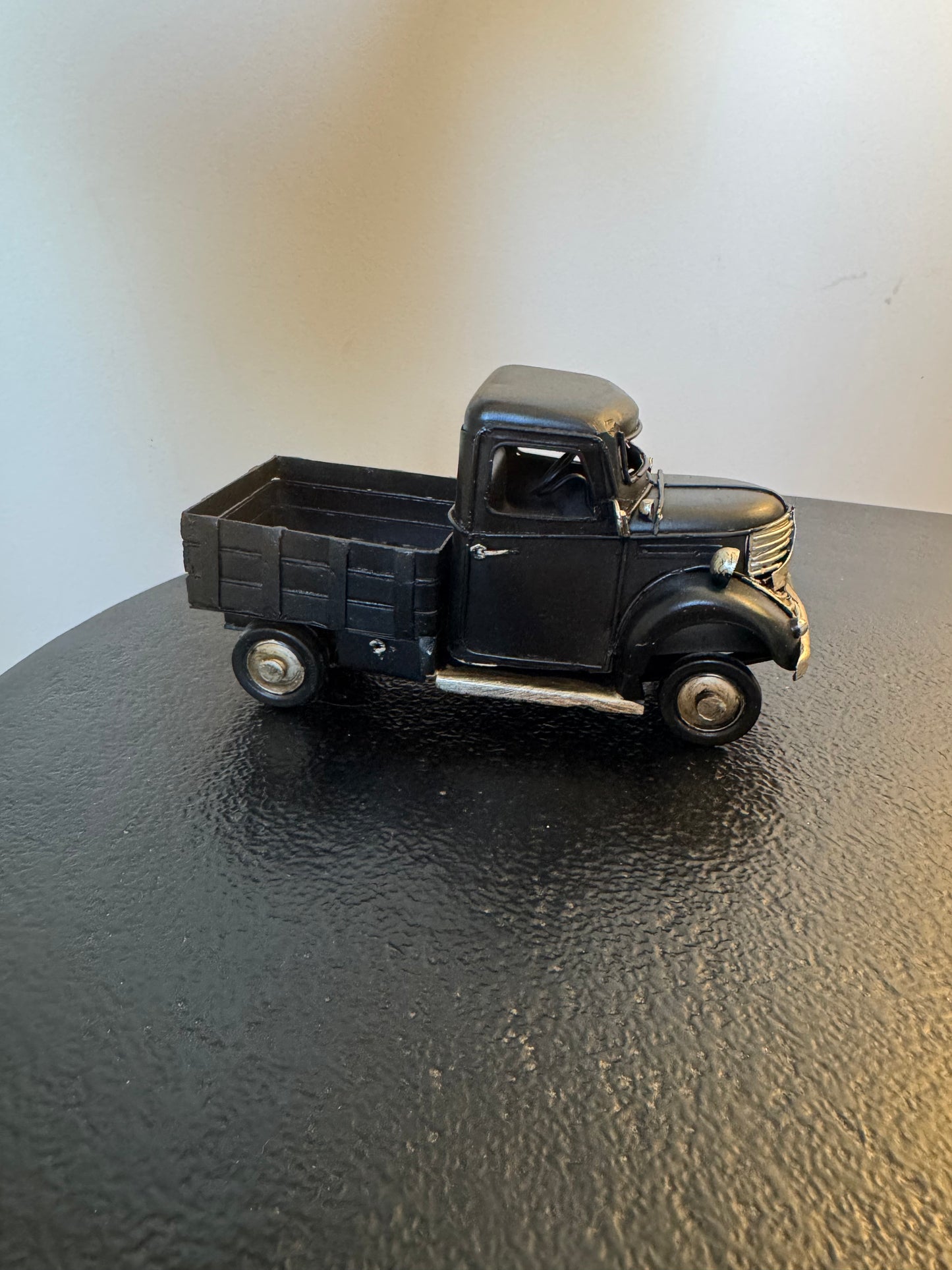 Camionnette rétro en métal — Objet de décoration rétro neuf