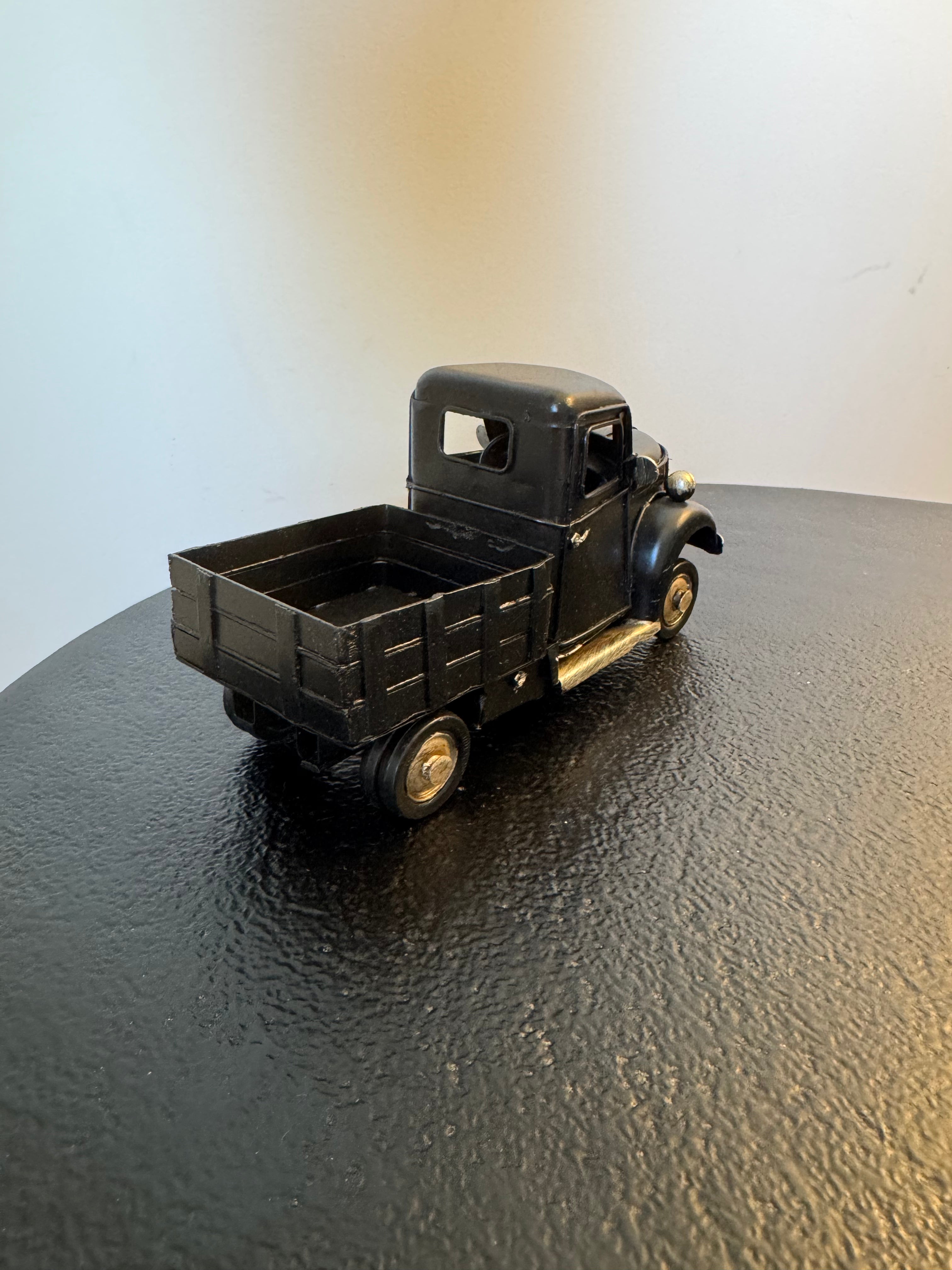 Camionnette rétro en métal — Objet de décoration rétro neuf