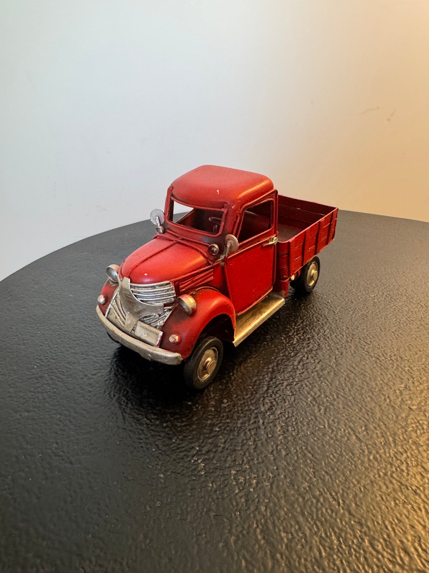 Camionnette rétro en métal — Objet de décoration rétro neuf