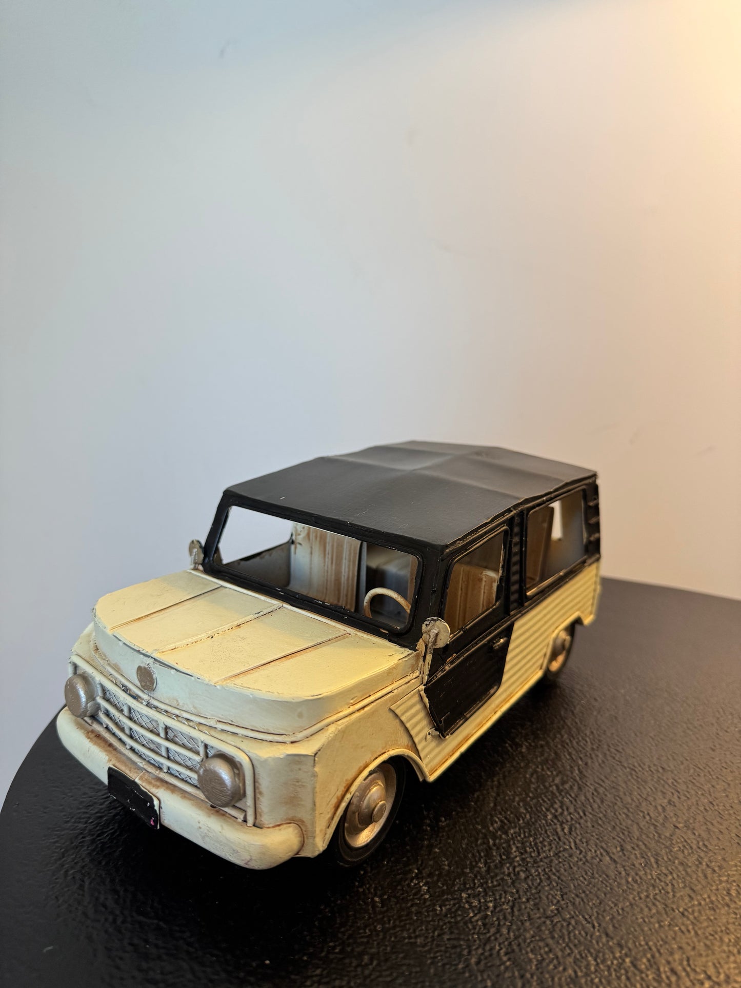 Voiture d'été rétro blanche en métal — Objet de décoration rétro neuf