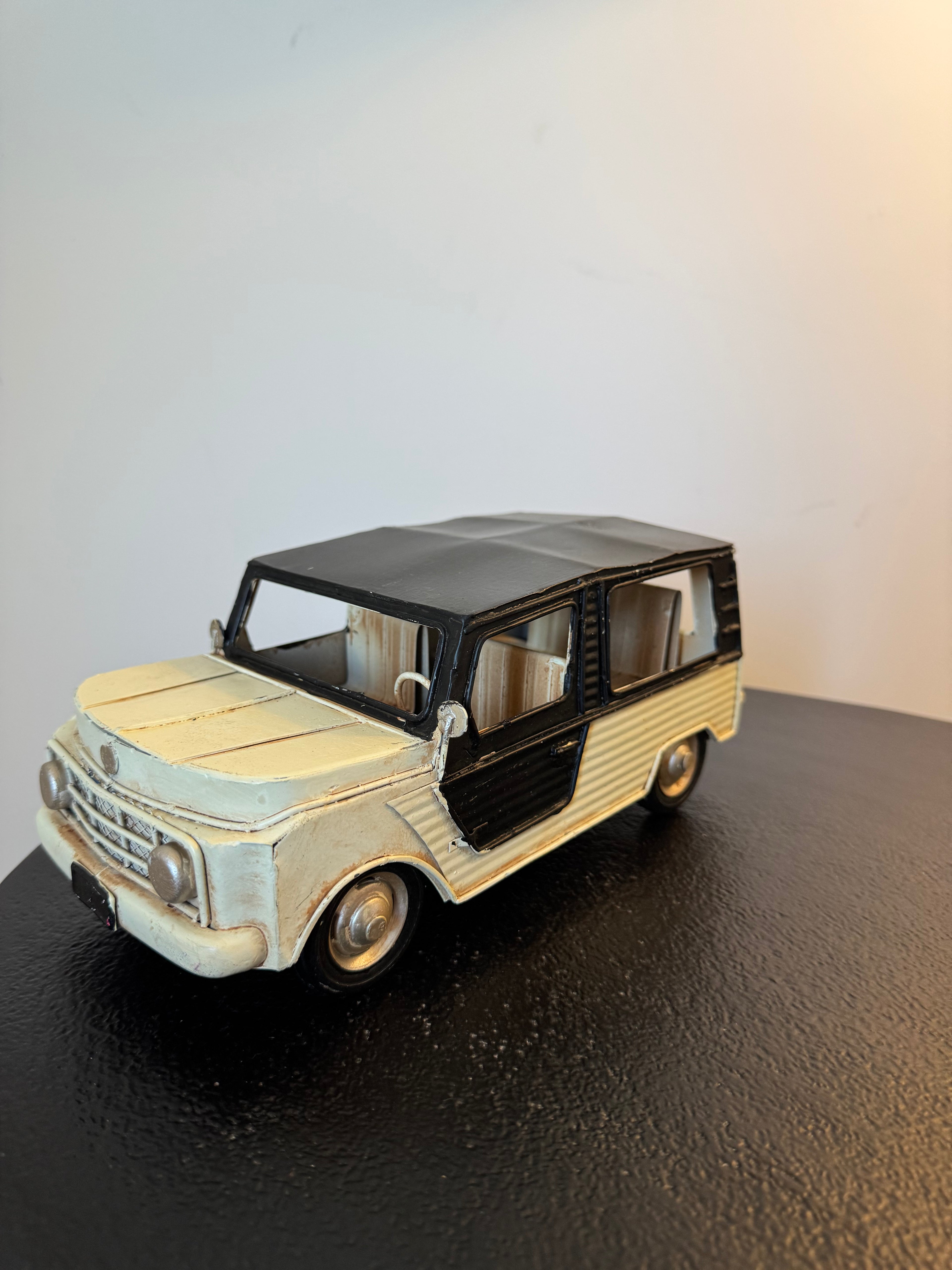 Voiture d'été rétro blanche en métal — Objet de décoration rétro neuf