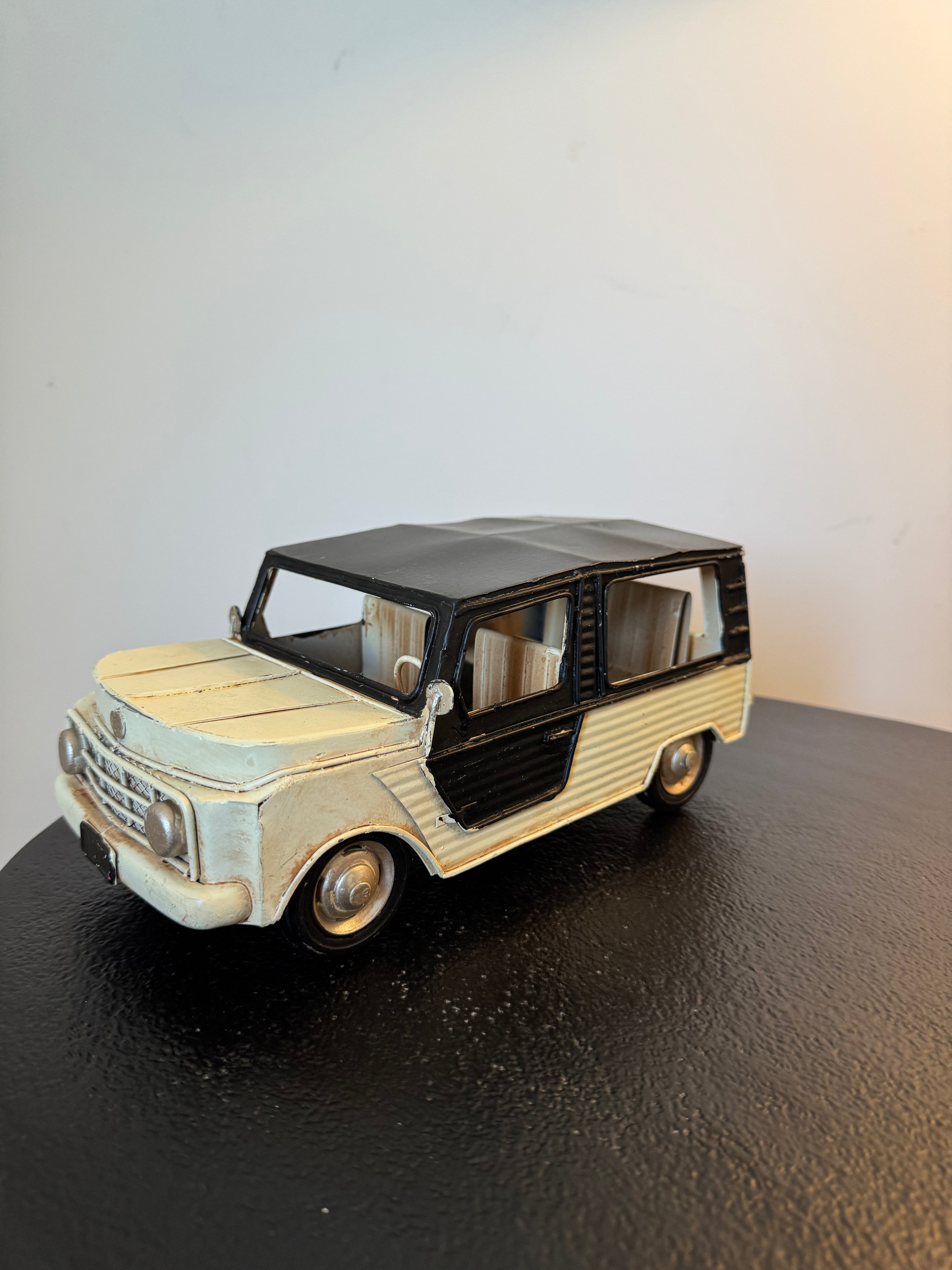 Voiture d'été rétro blanche en métal — Objet de décoration rétro neuf
