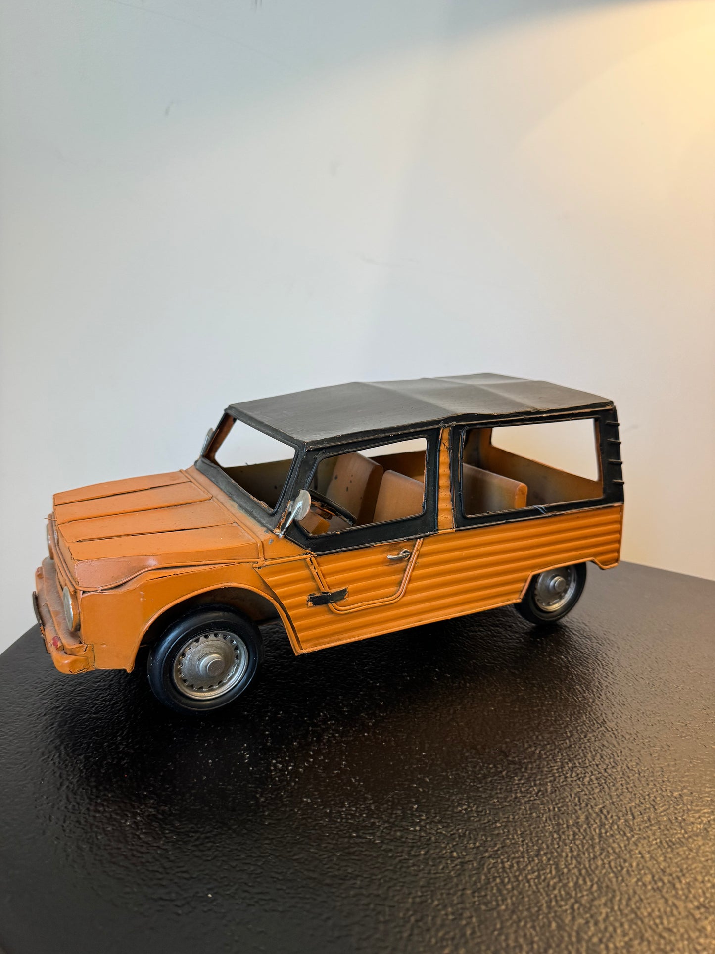 Voiture d'été rétro orange et noire en métal — Objet de décoration rétro neuf