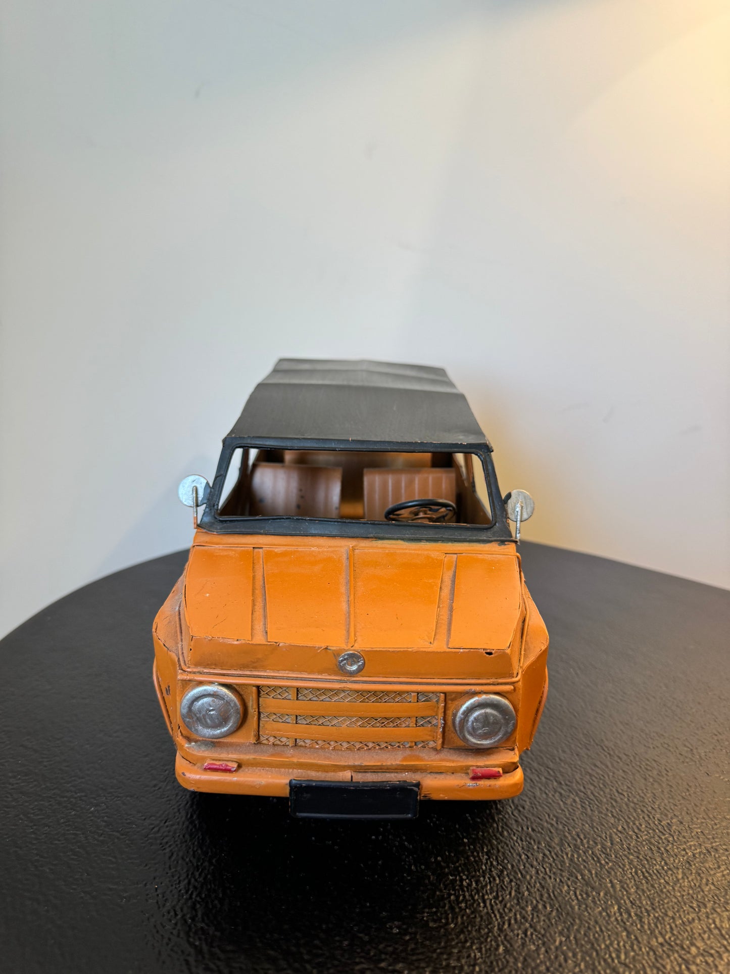 Voiture d'été rétro orange et noire en métal — Objet de décoration rétro neuf