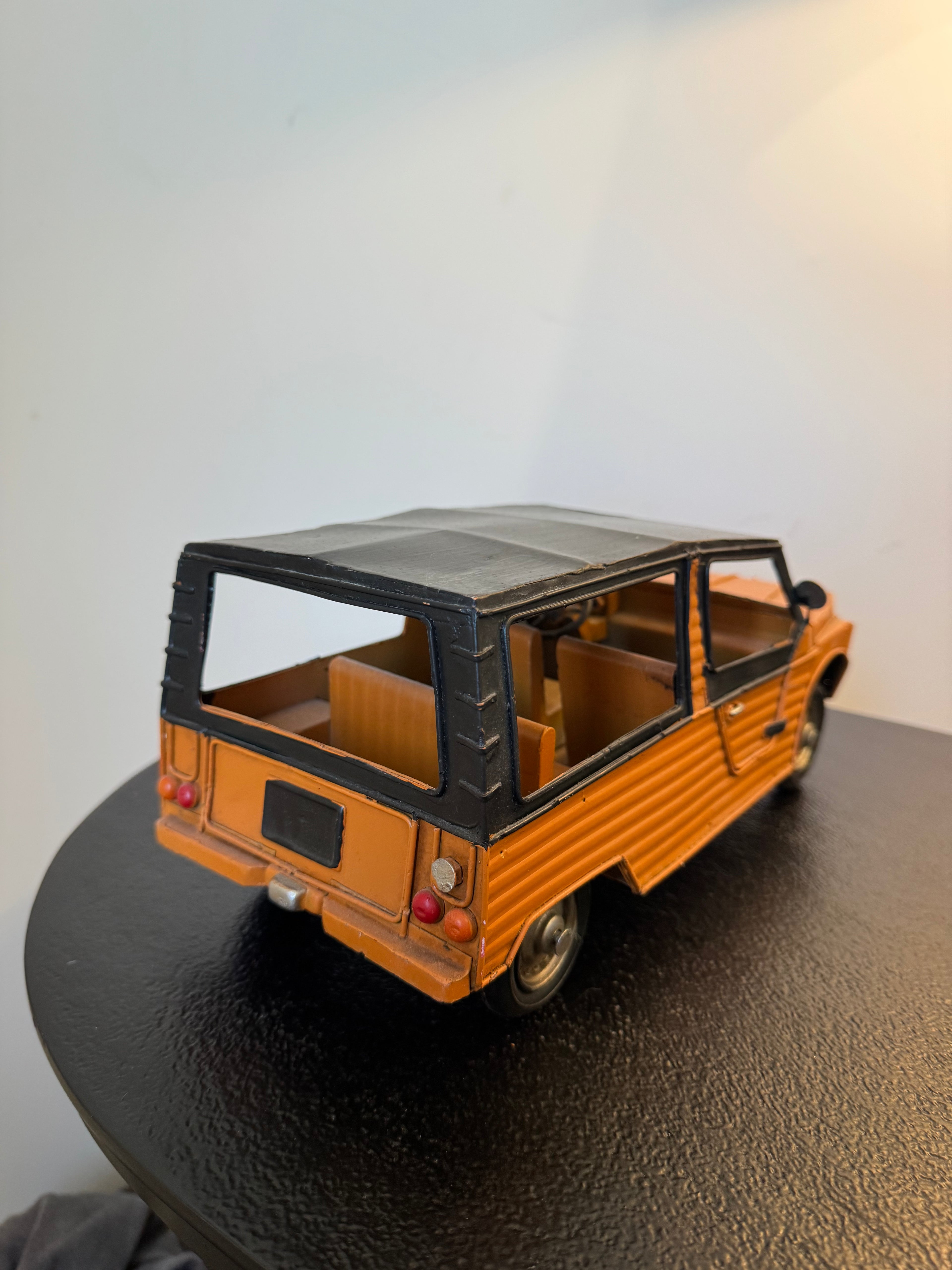 Voiture d'été rétro orange et noire en métal — Objet de décoration rétro neuf