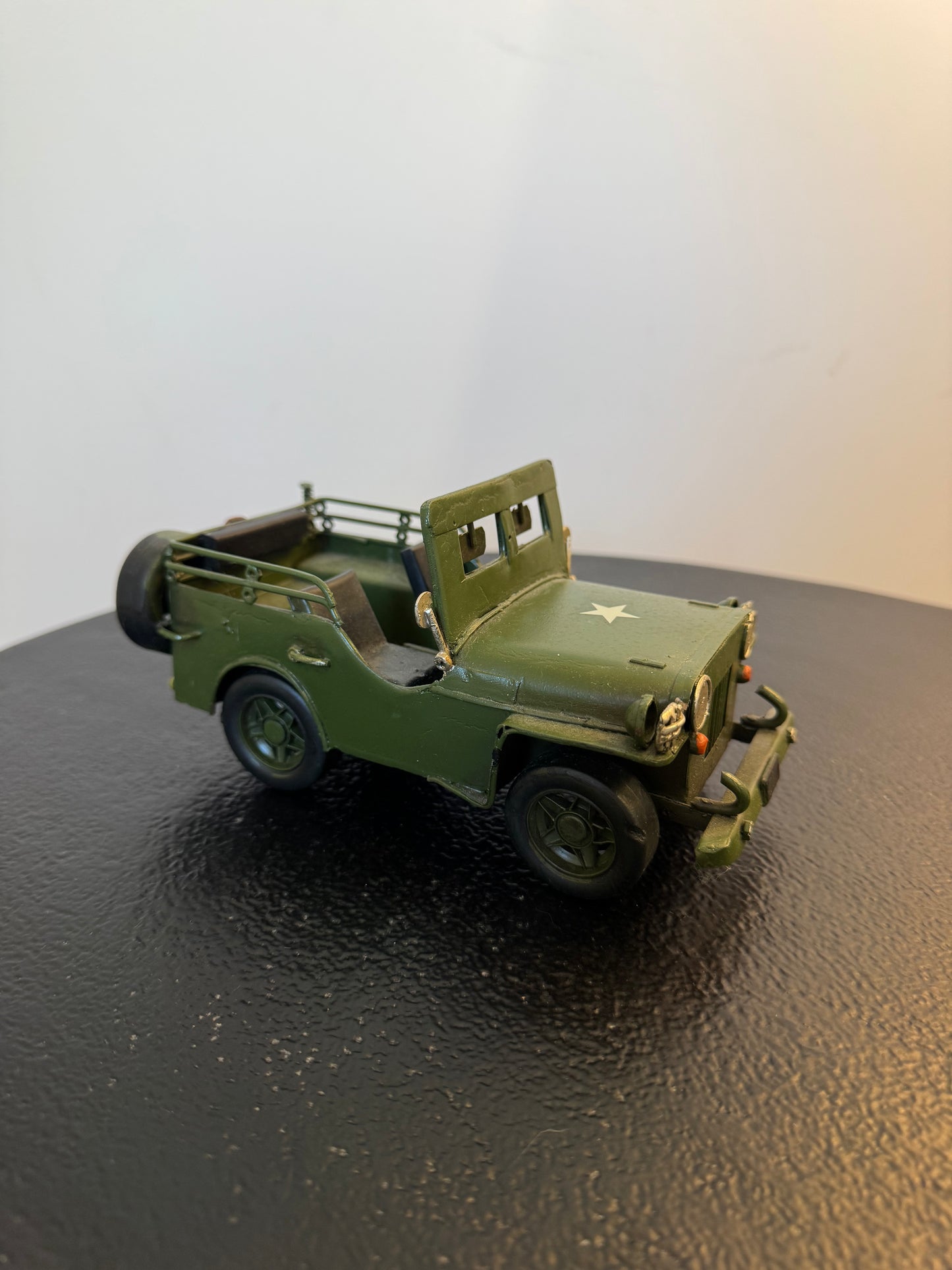 Jeep militaire rétro en métal — Objet de décoration Rétro neuf