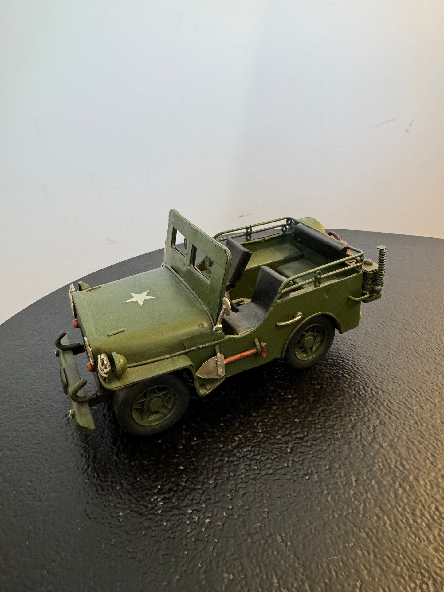 Jeep militaire rétro en métal — Objet de décoration Rétro neuf