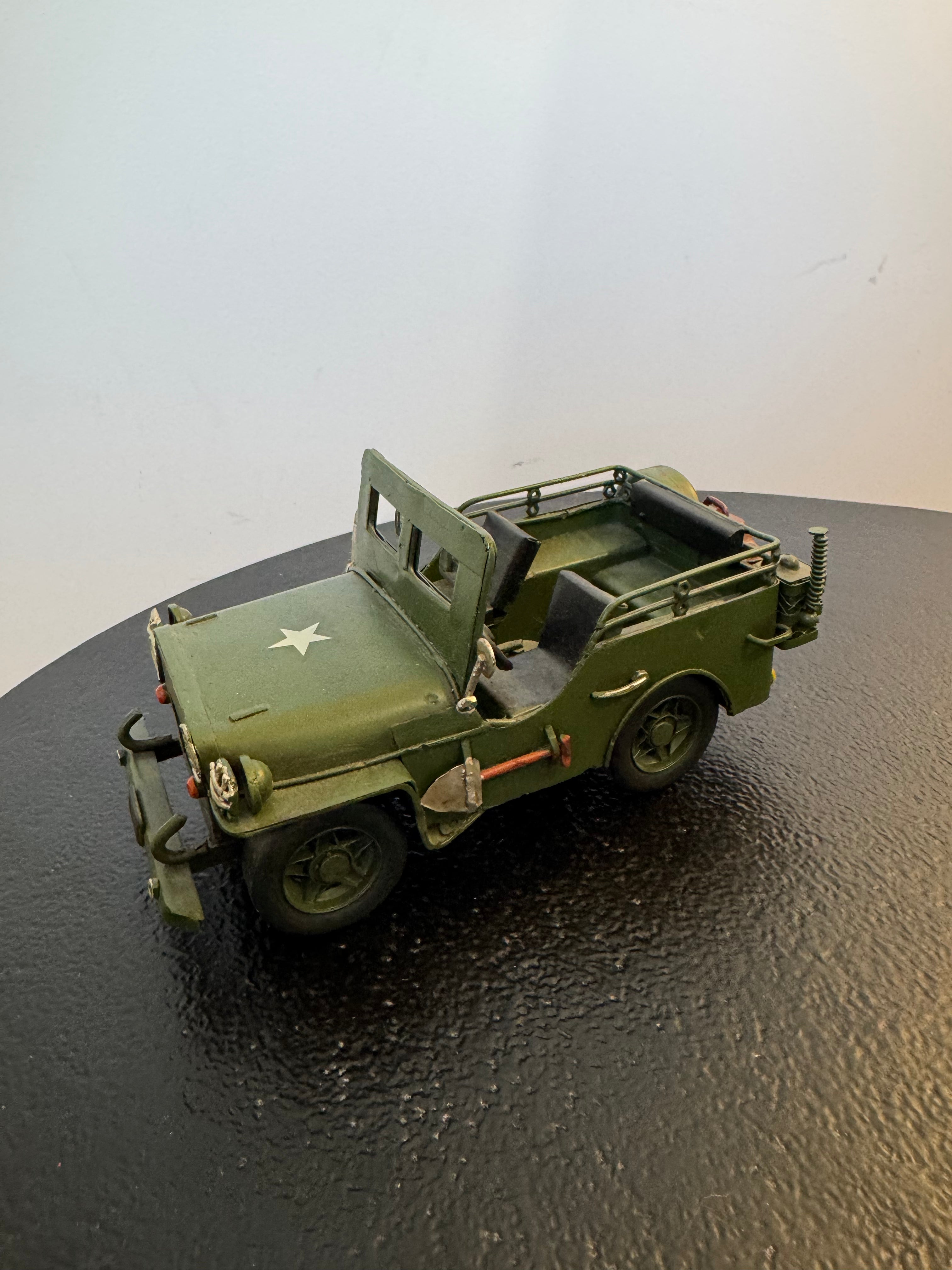 Jeep militaire rétro en métal — Objet de décoration Rétro neuf