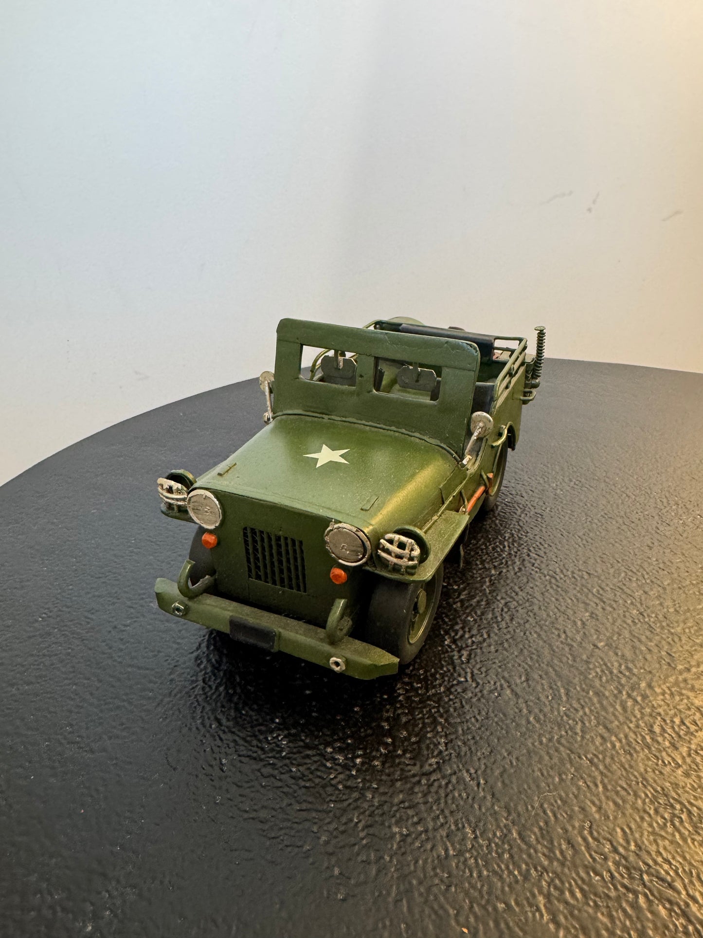 Jeep militaire rétro en métal — Objet de décoration Rétro neuf