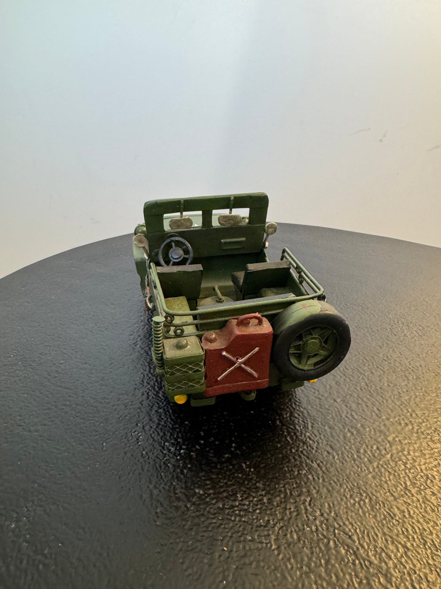 Jeep militaire rétro en métal — Objet de décoration Rétro neuf
