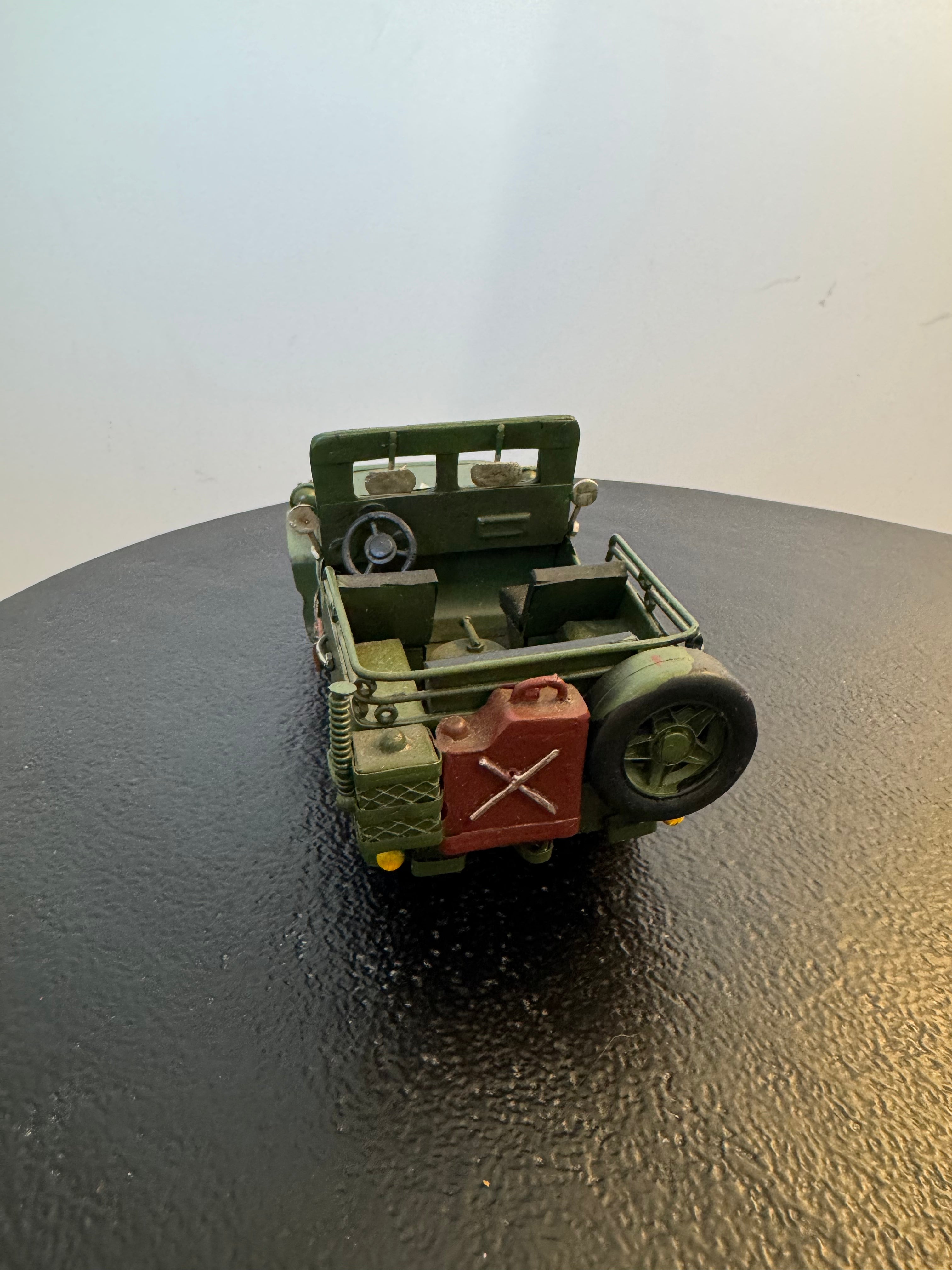 Jeep militaire rétro en métal — Objet de décoration Rétro neuf