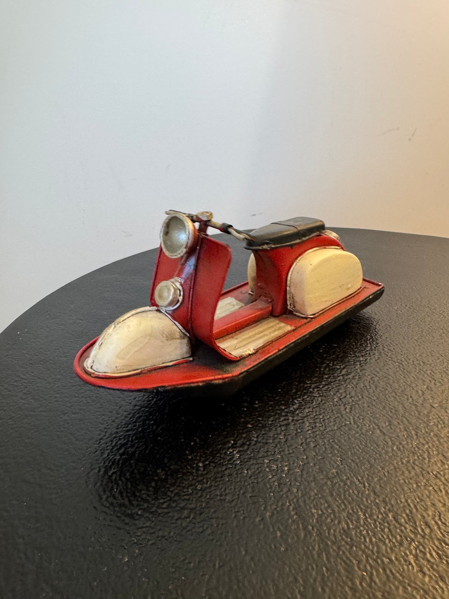 Jet-ski rétro en métal rouge et crème — Objet de décoration rétro neuf