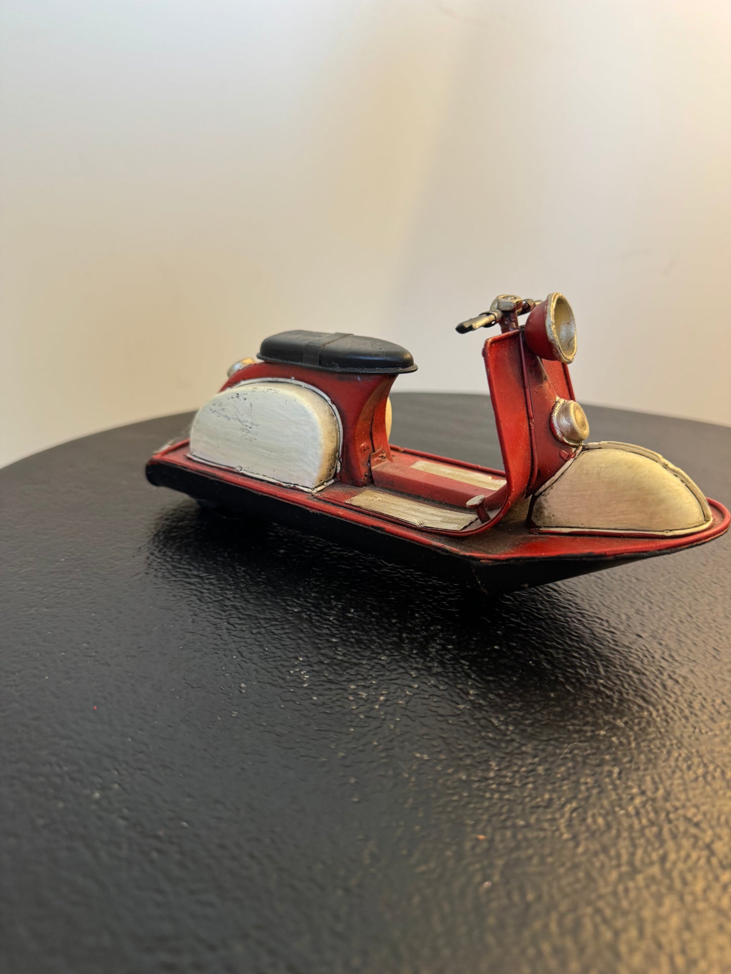 Jet-ski rétro en métal rouge et crème — Objet de décoration rétro neuf