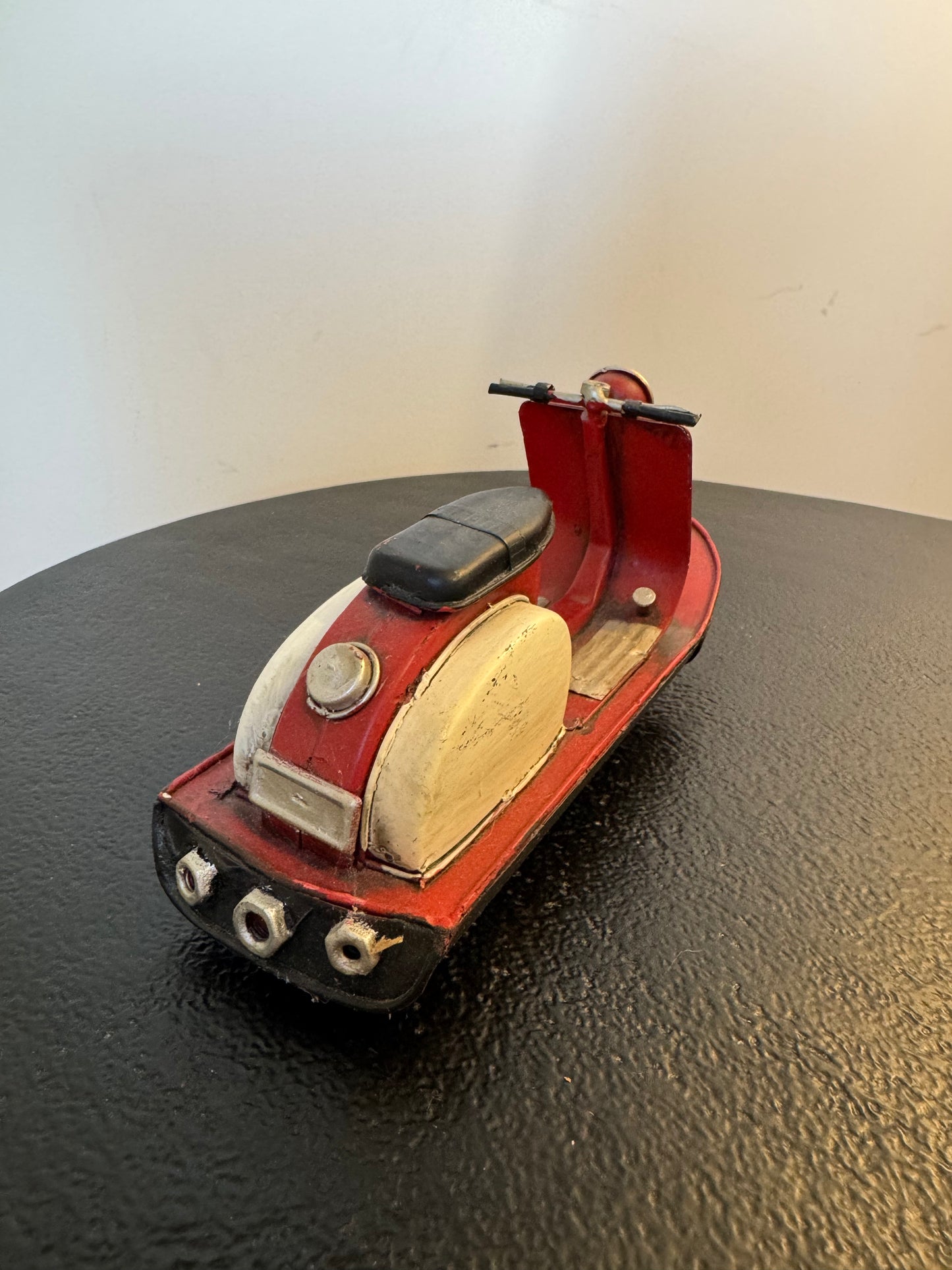 Jet-ski rétro en métal rouge et crème — Objet de décoration rétro neuf