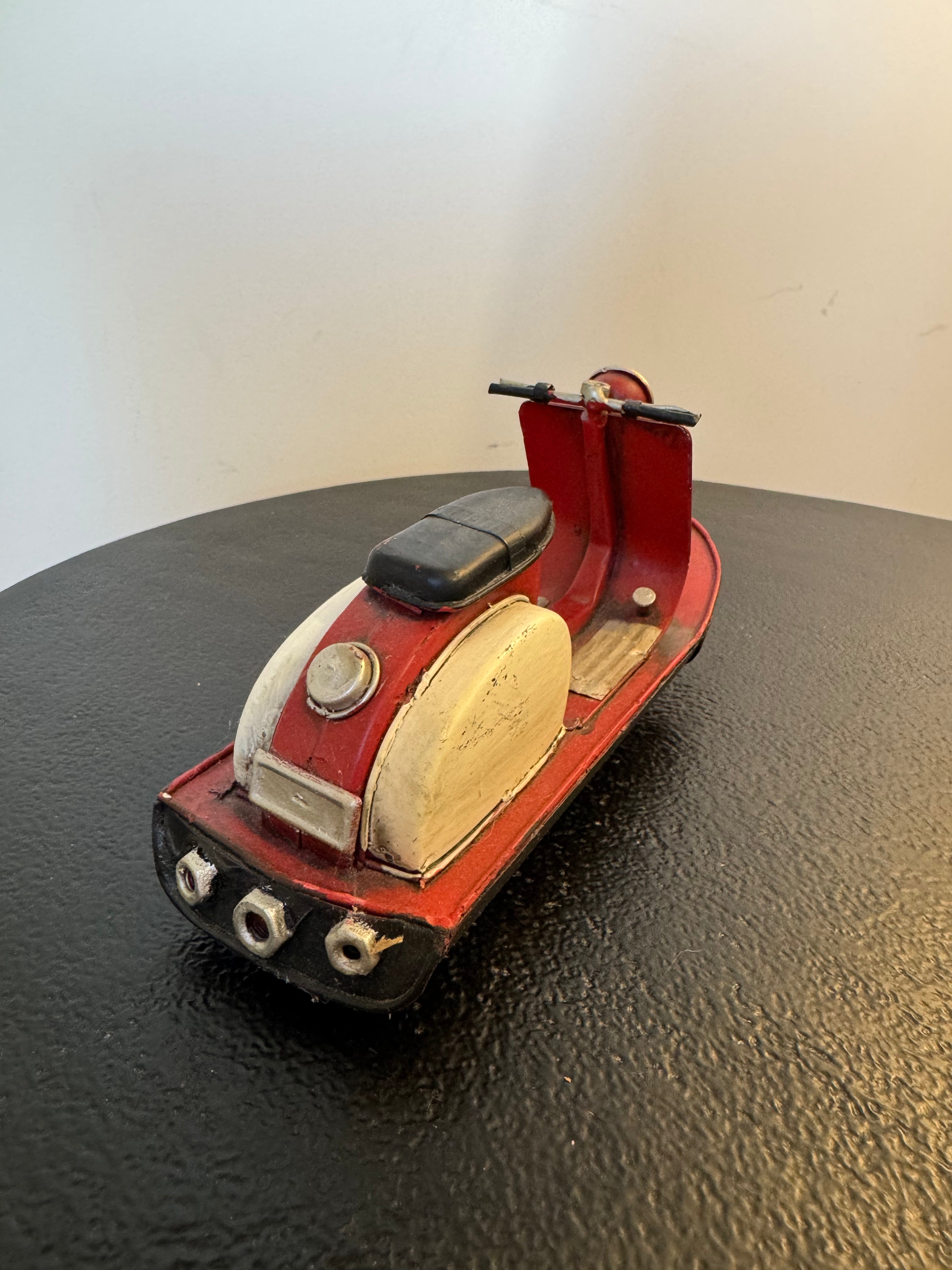 Jet-ski rétro en métal rouge et crème — Objet de décoration rétro neuf