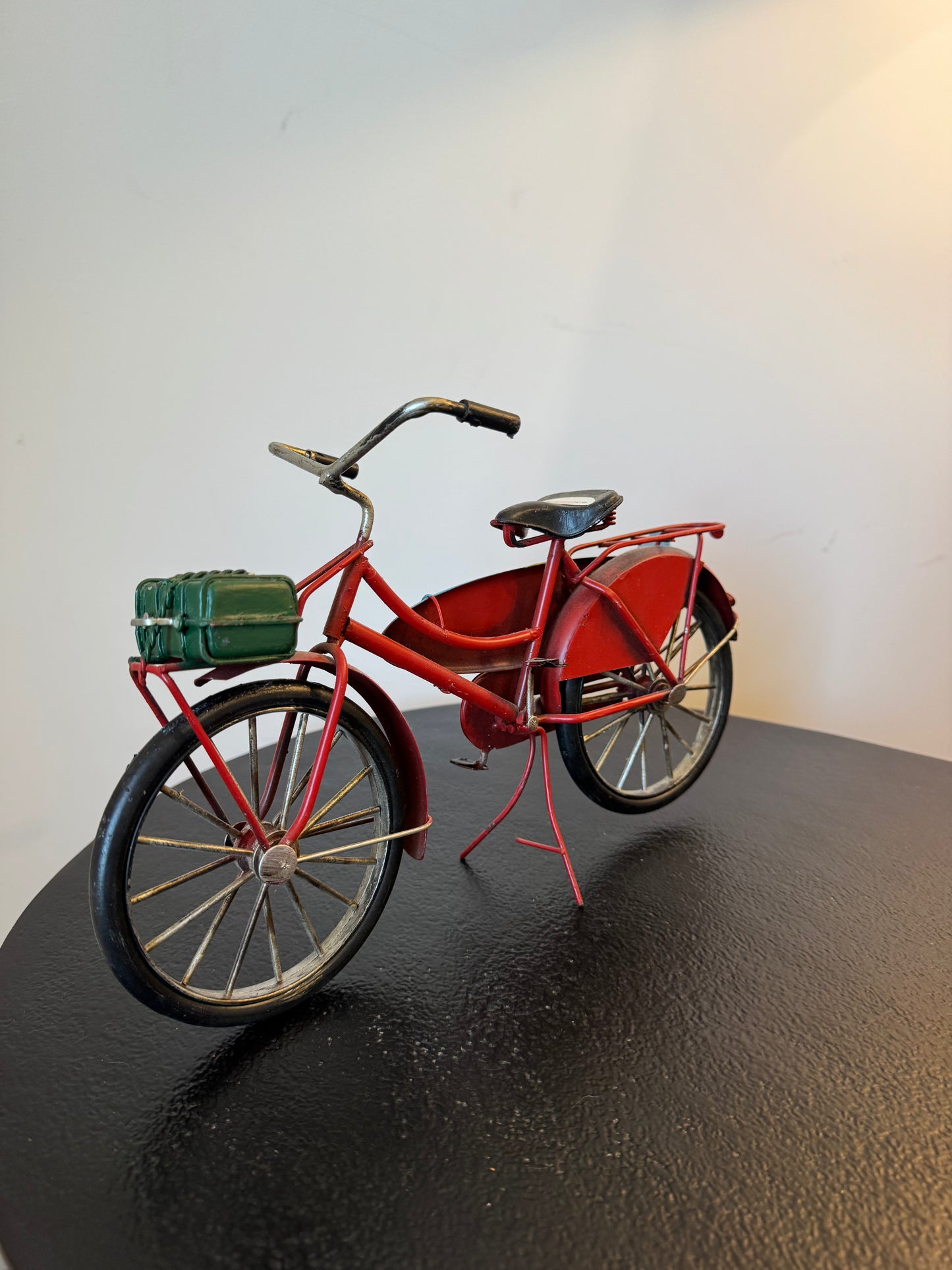 Vélo rétro en métal avec sacoche — Objet de décoration rétro neuf
