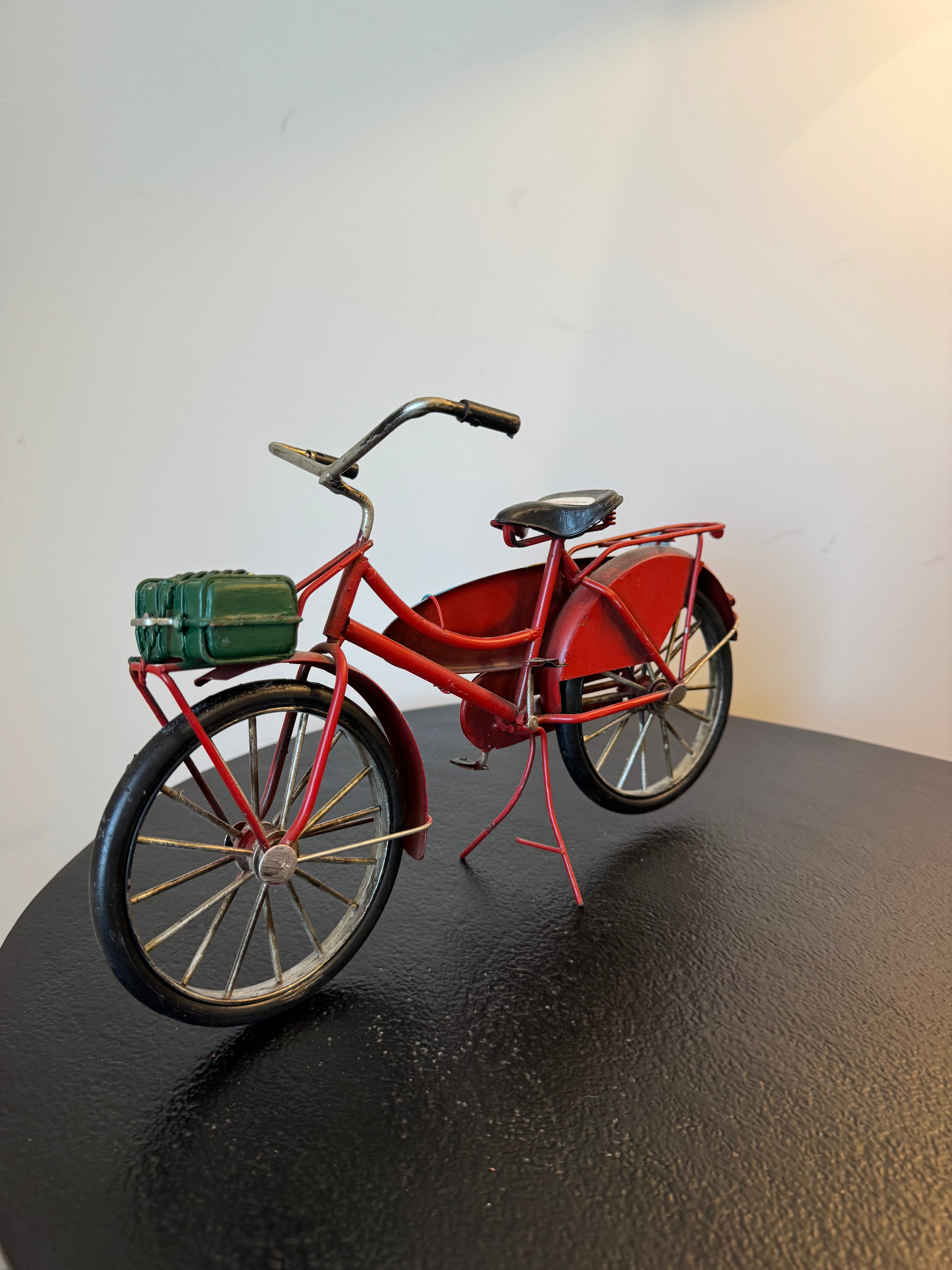 Vélo rétro en métal avec sacoche — Objet de décoration rétro neuf