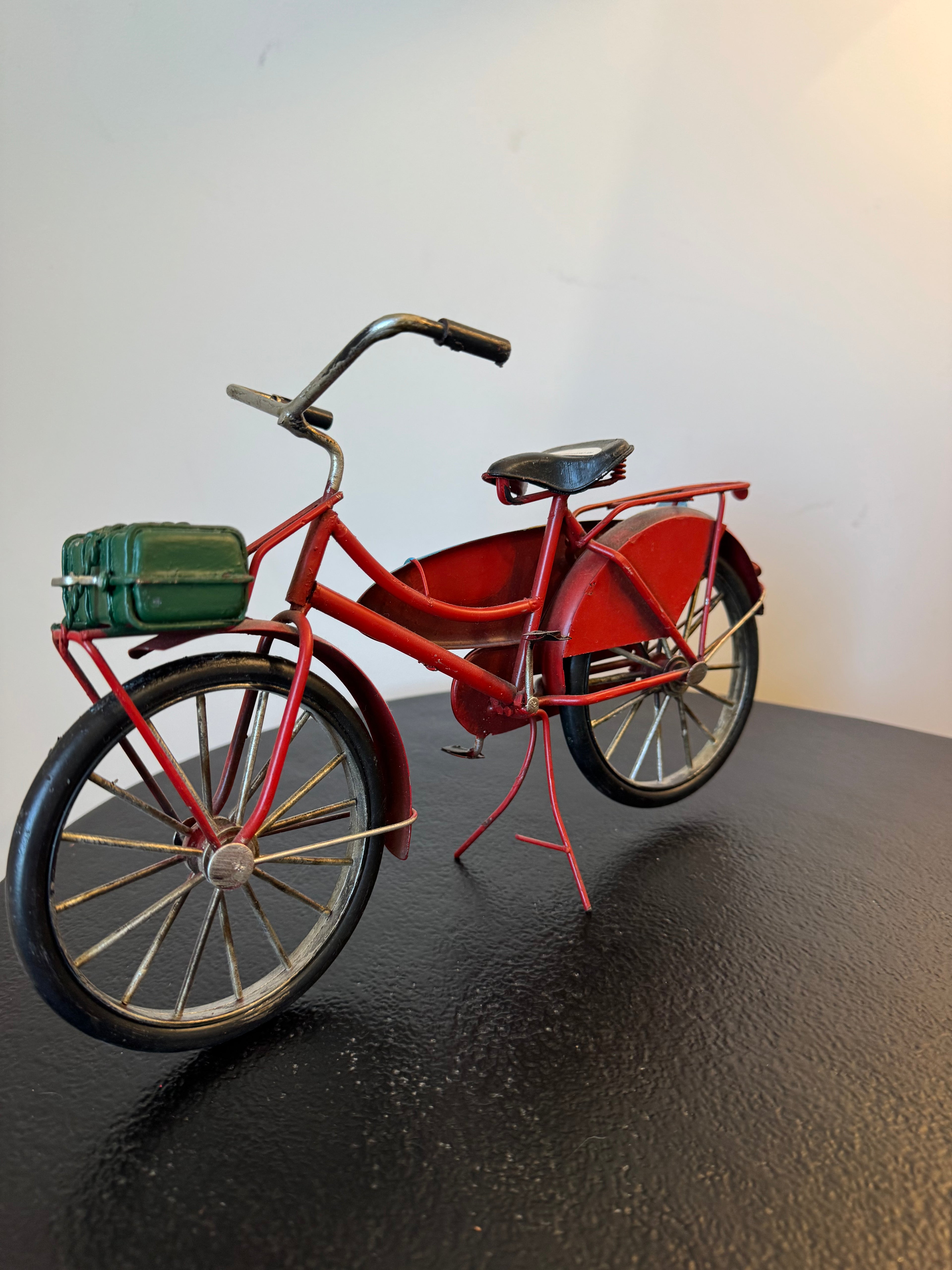 Vélo rétro en métal avec sacoche — Objet de décoration rétro neuf