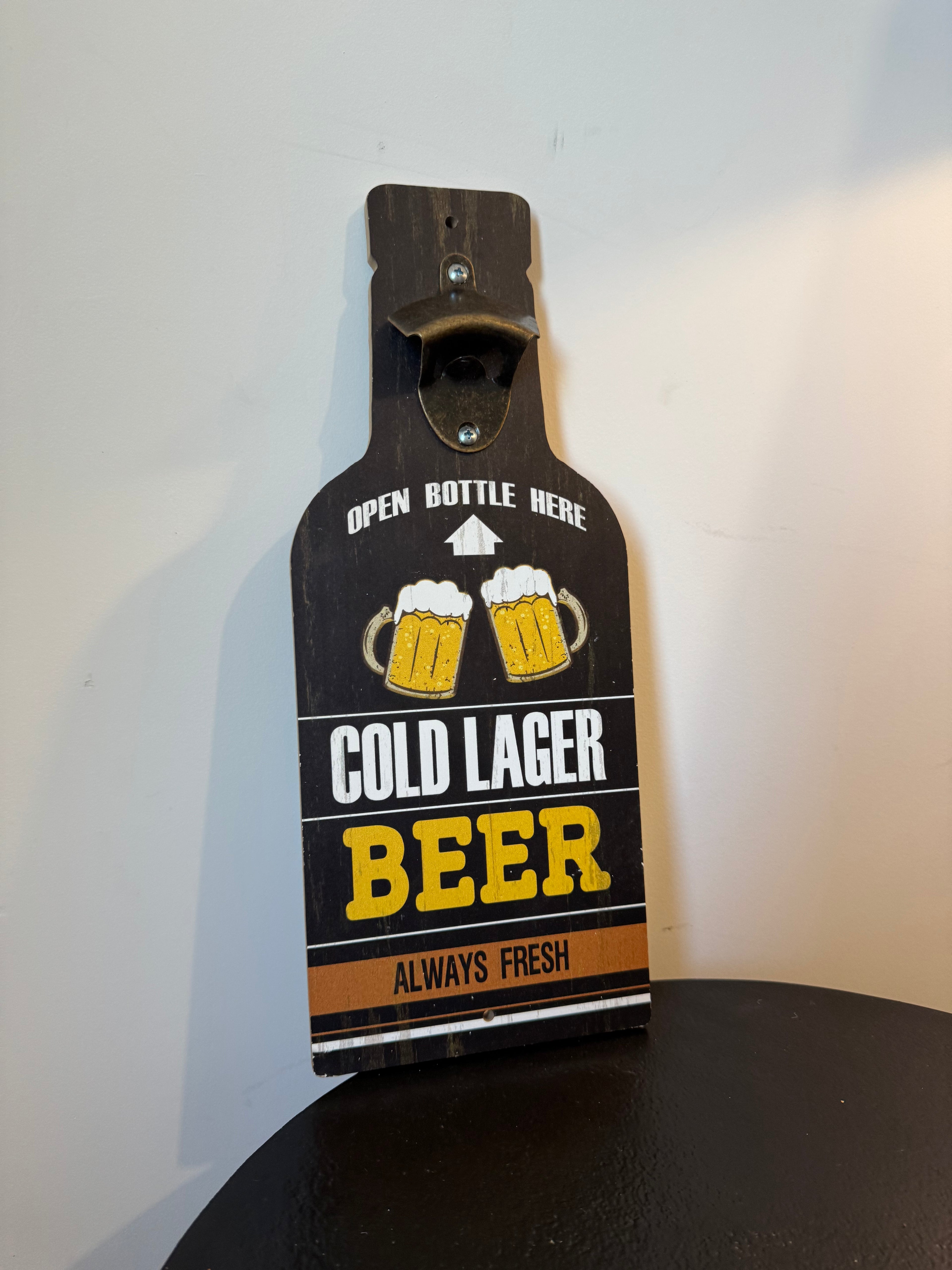 Décapsuleur mural rétro en bois et métal « Cold Lager Beer »