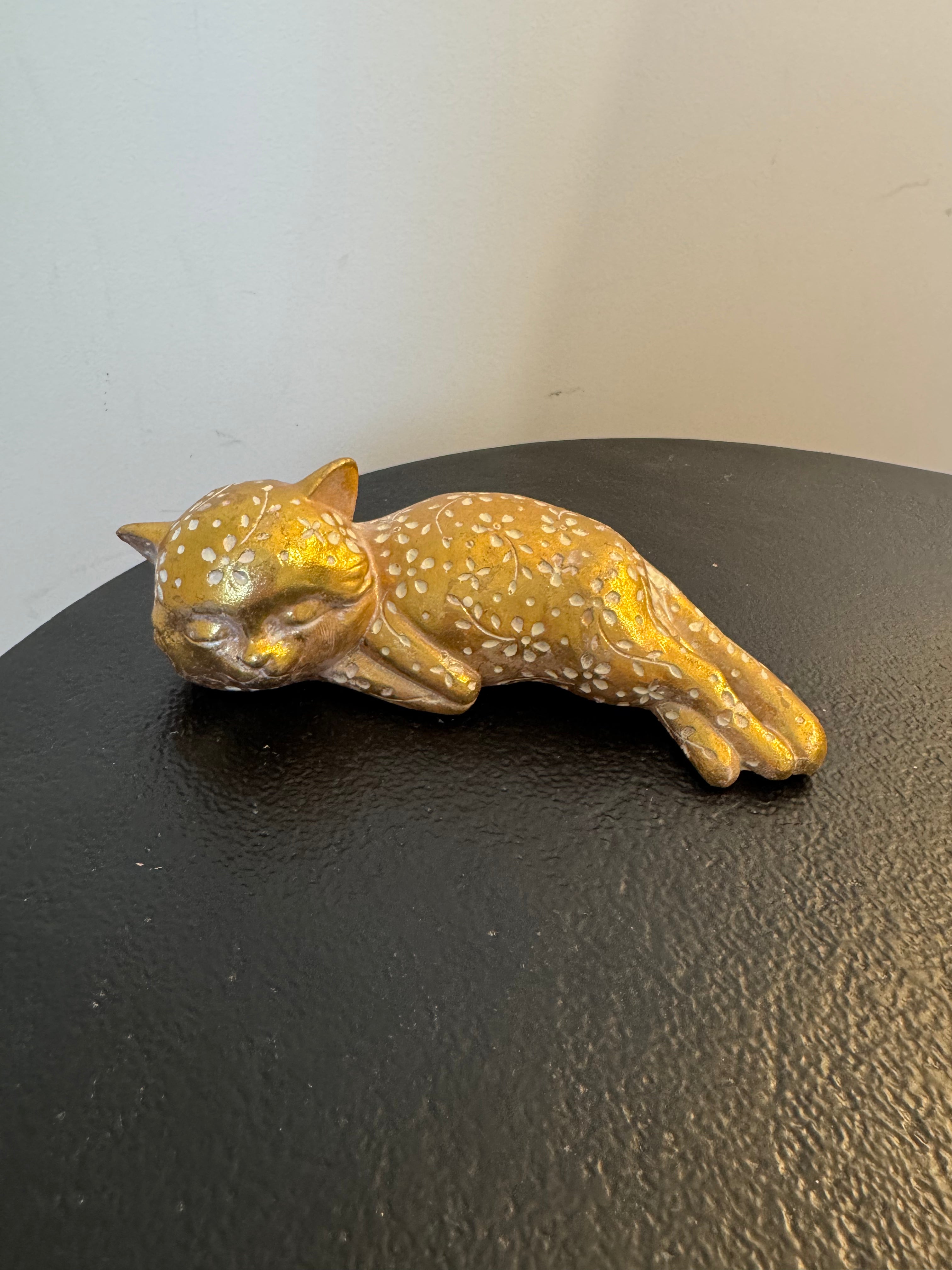Statuette chat couché doré à motifs floraux blancs — Amadeus