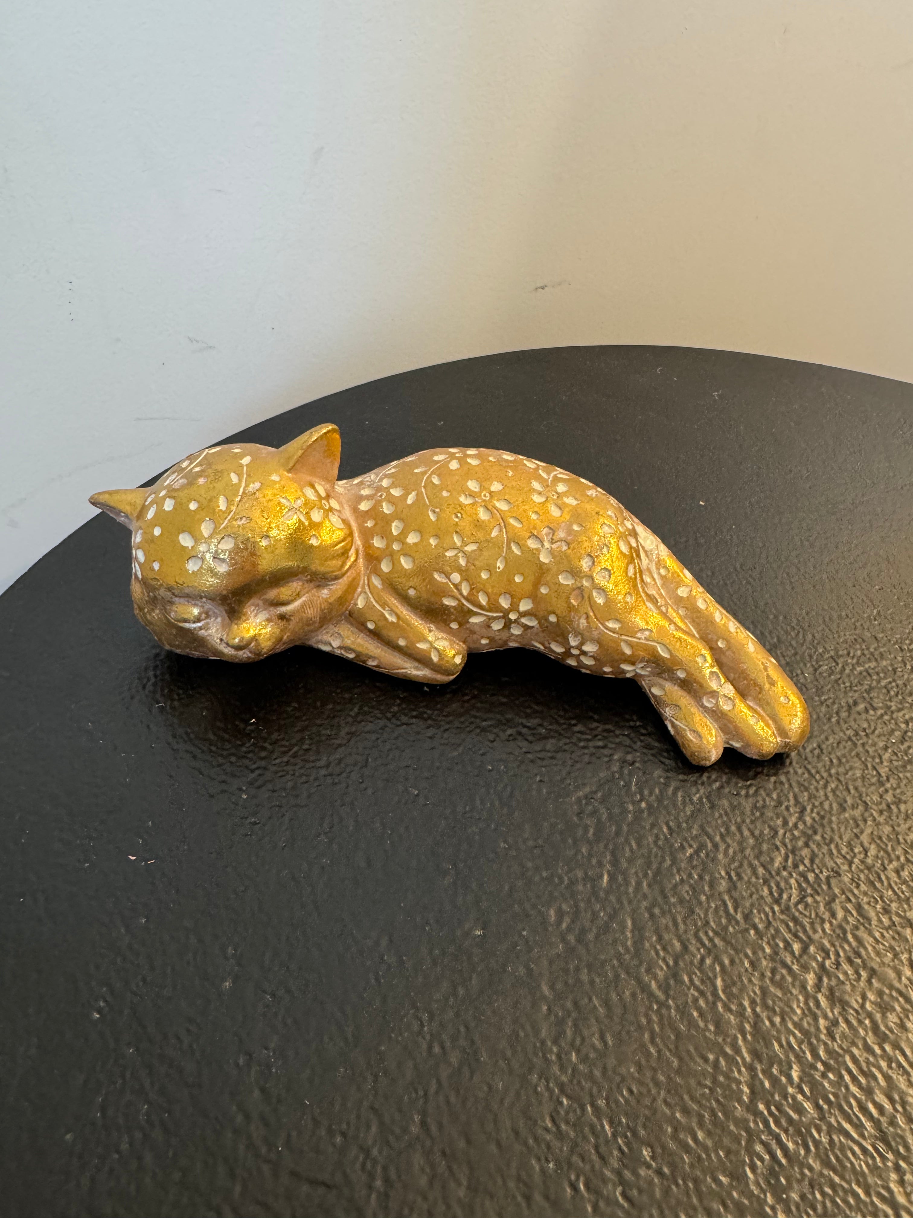 Statuette chat couché doré à motifs floraux blancs — Amadeus