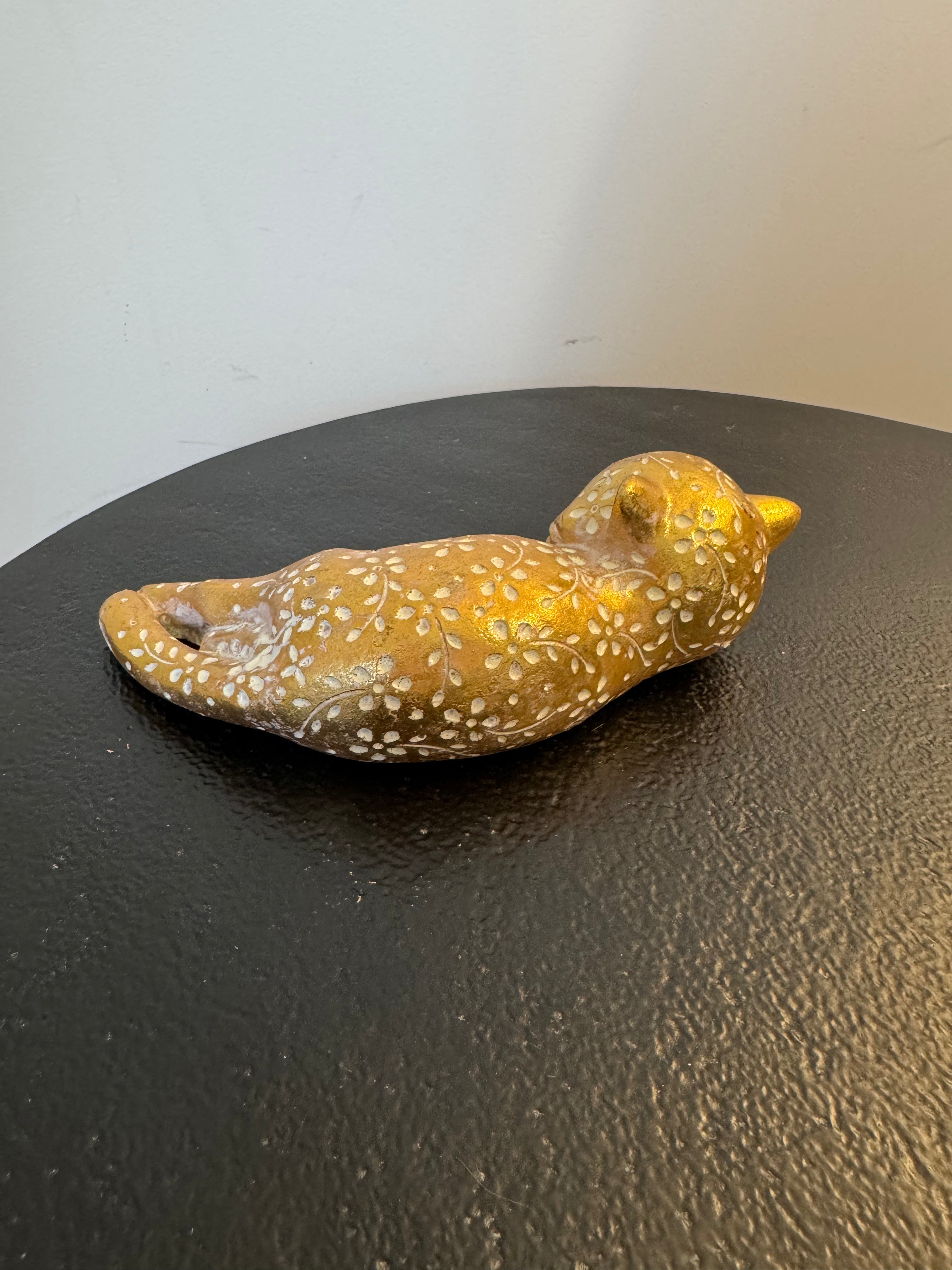 Statuette chat couché doré à motifs floraux blancs — Amadeus