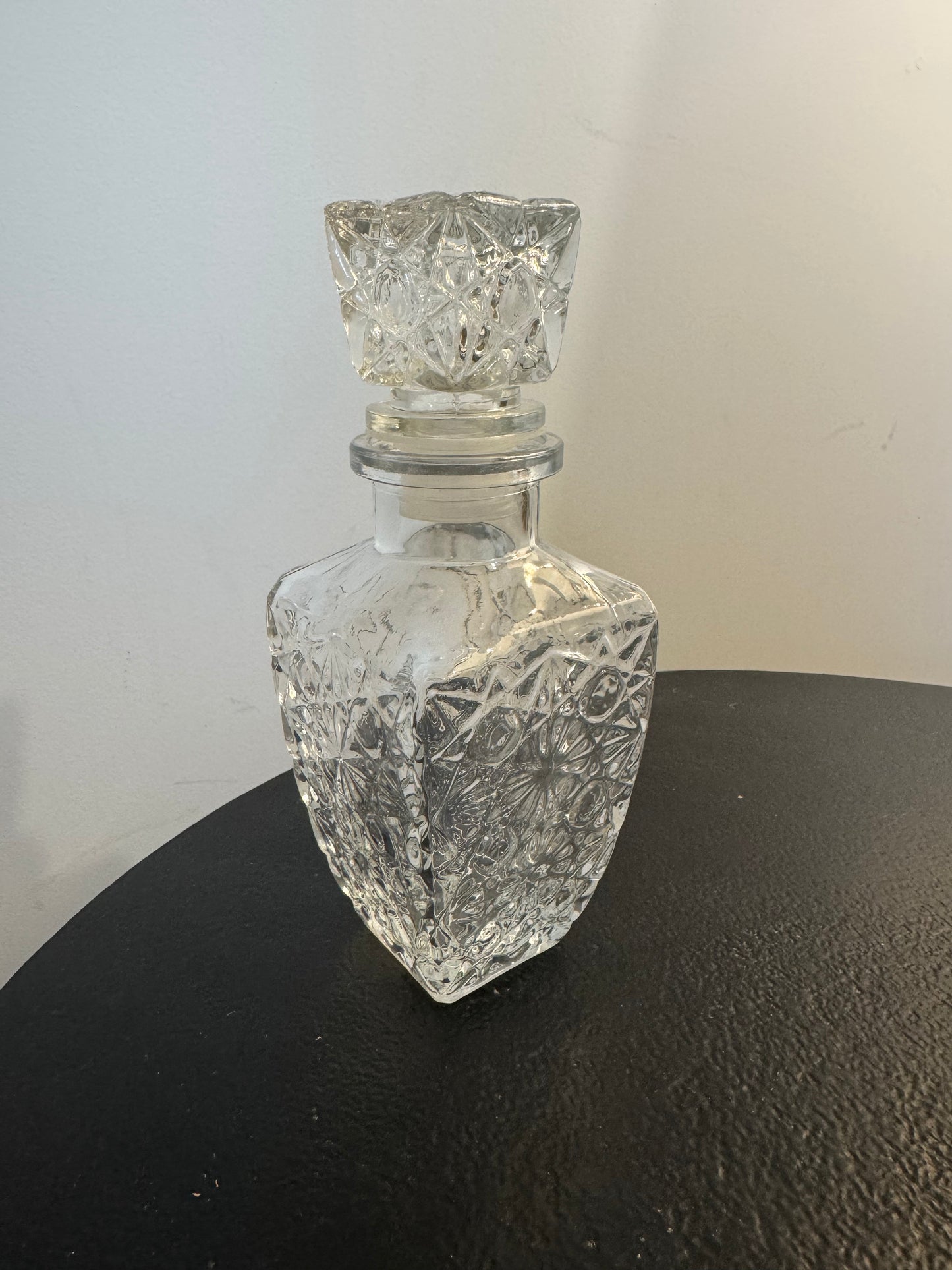 Moyenne carafe à bouchon en verre travaillé — Hoff Interieur