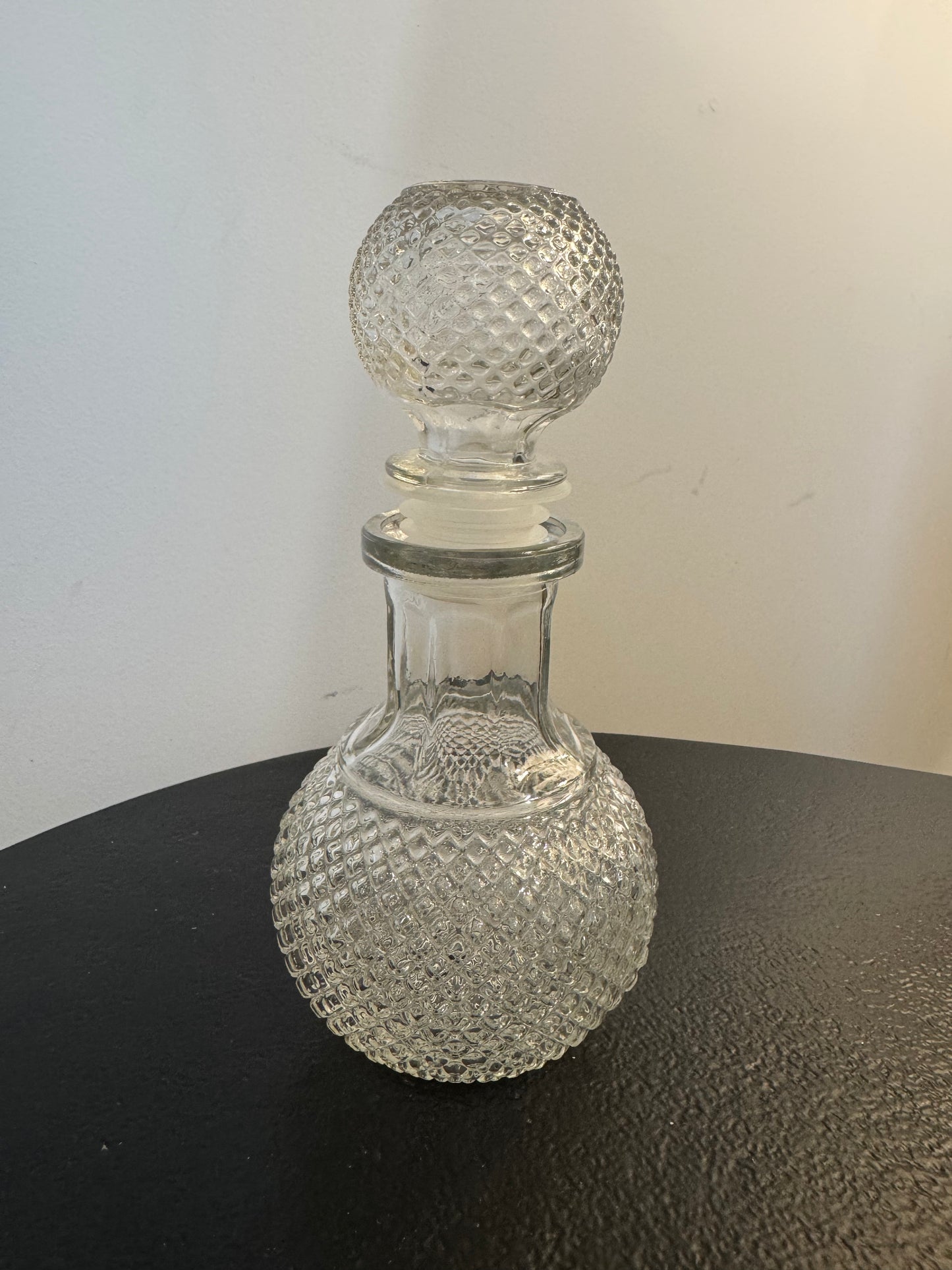 Moyenne carafe à bouchon en verre travaillé — Hoff Interieur