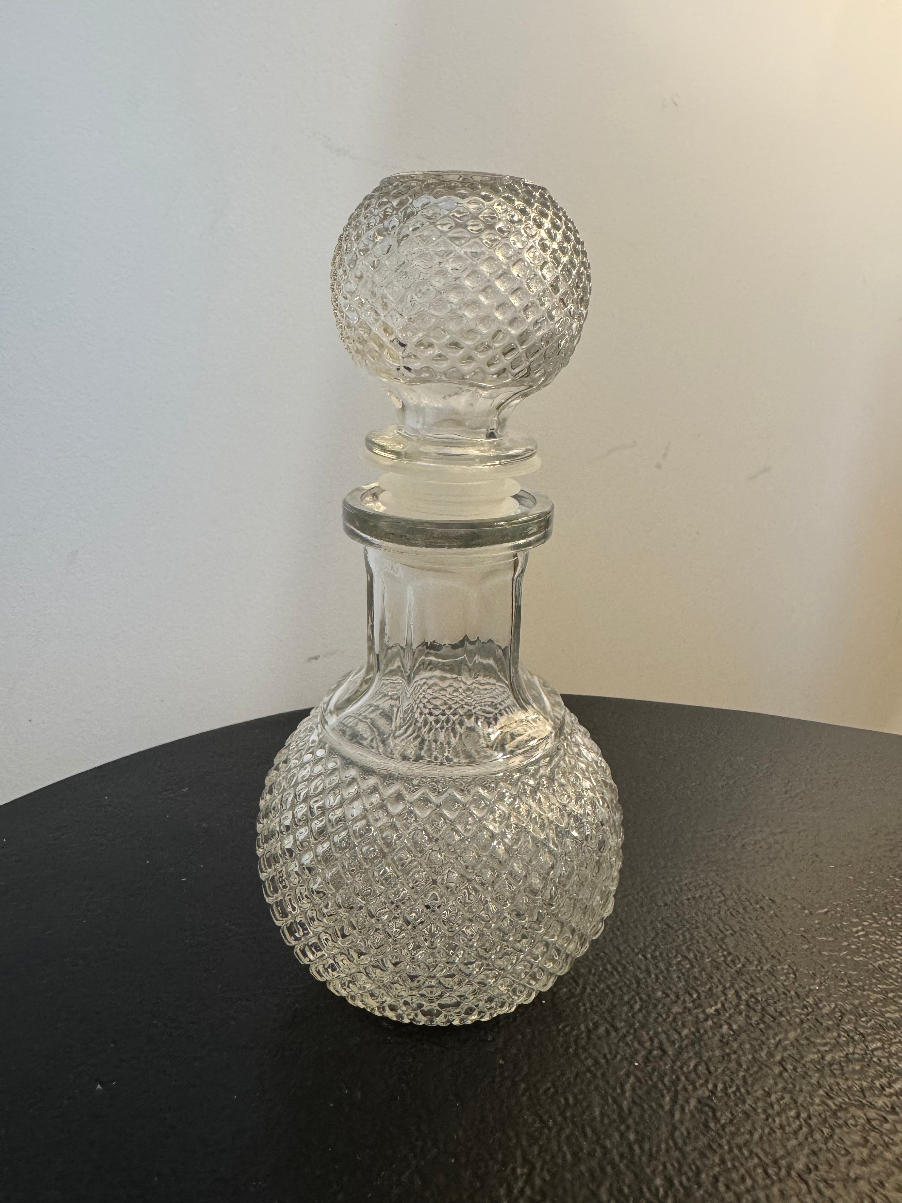 Moyenne carafe à bouchon en verre travaillé — Hoff Interieur