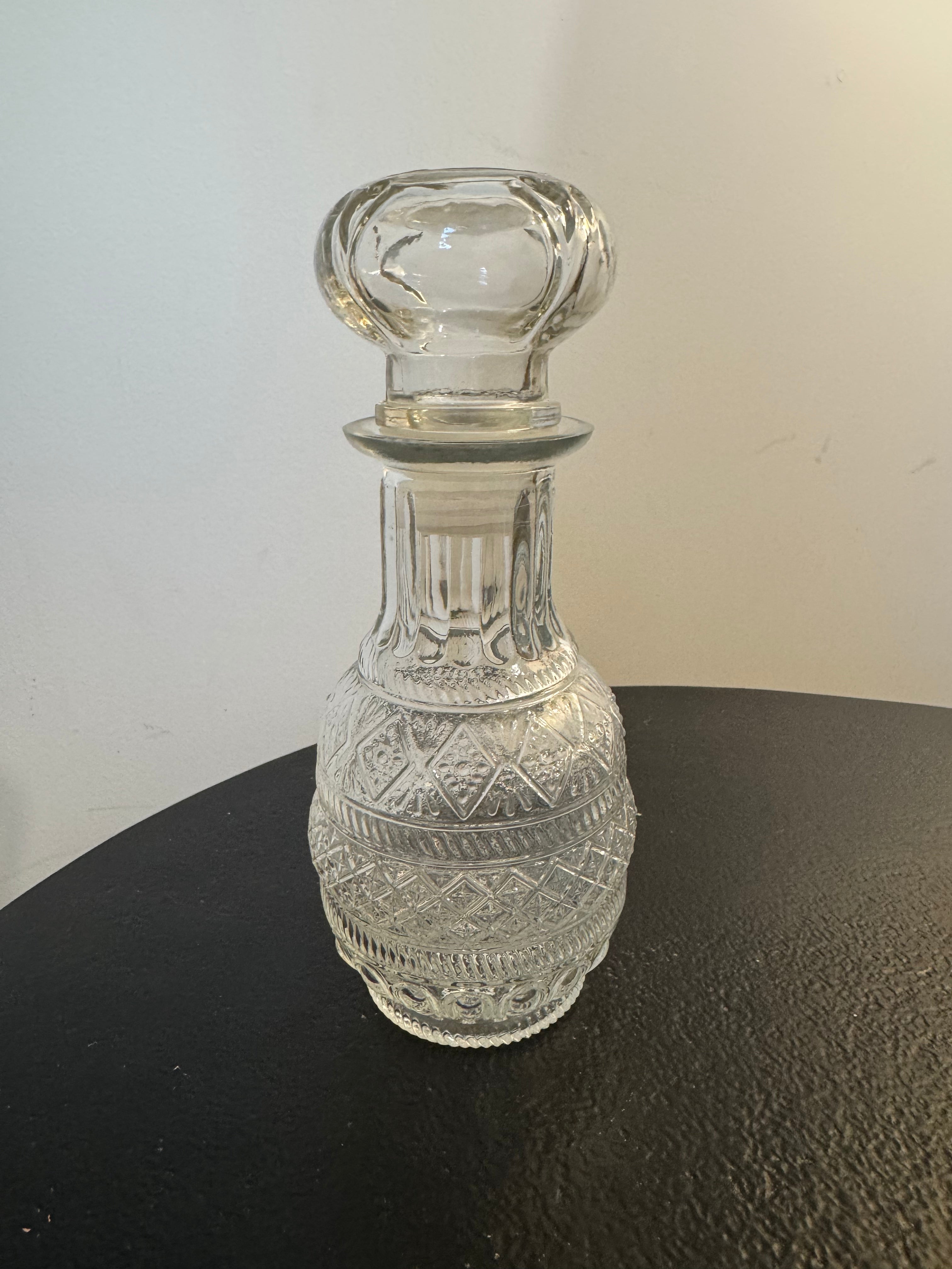 Moyenne carafe à bouchon en verre travaillé — Hoff Interieur