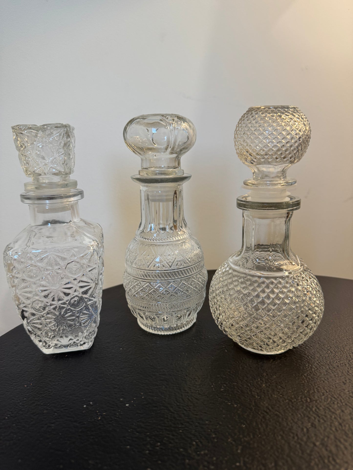 Moyenne carafe à bouchon en verre travaillé — Hoff Interieur