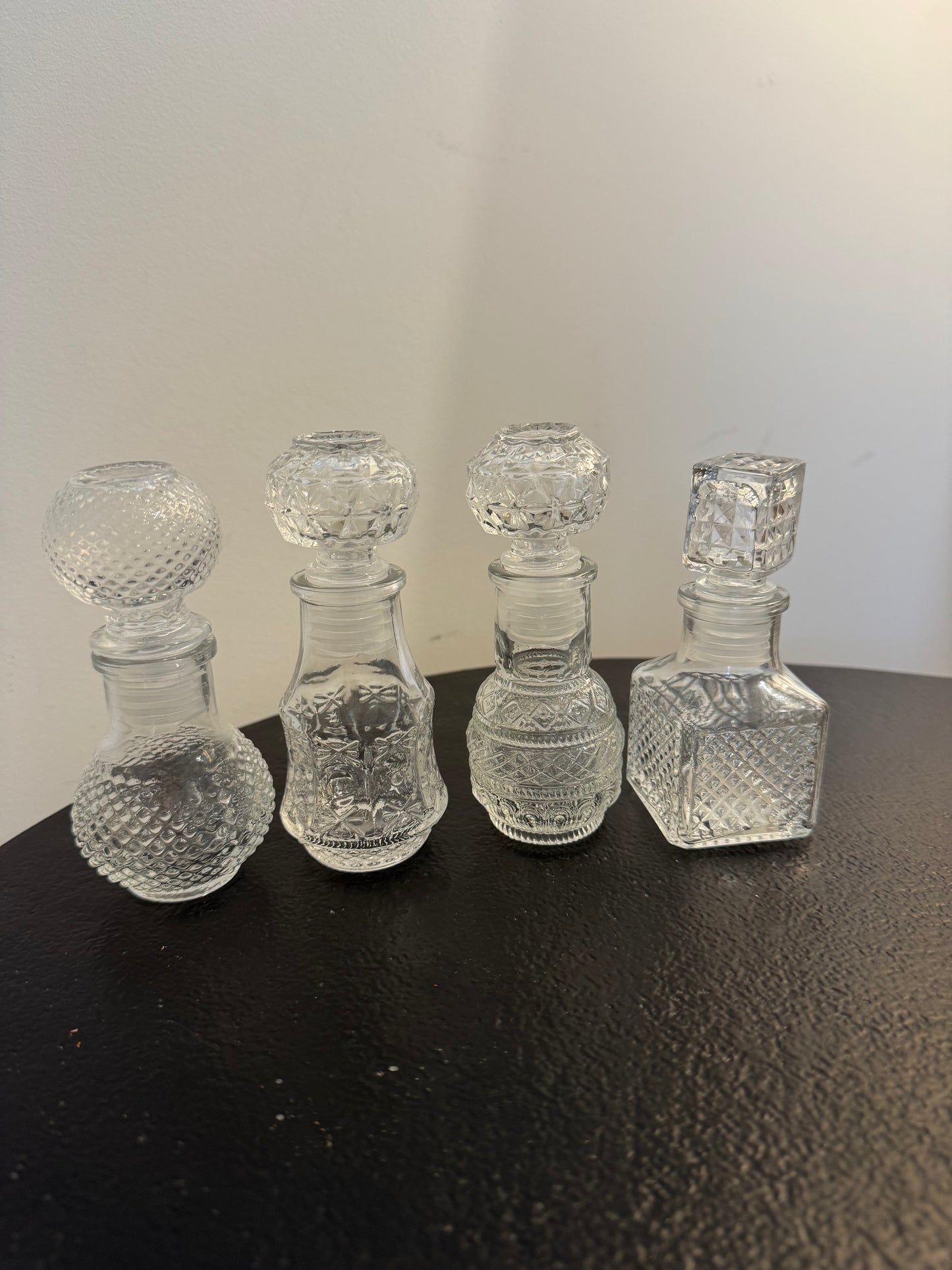 Petite carafe à bouchon en verre travaillé — Hoff Interieur