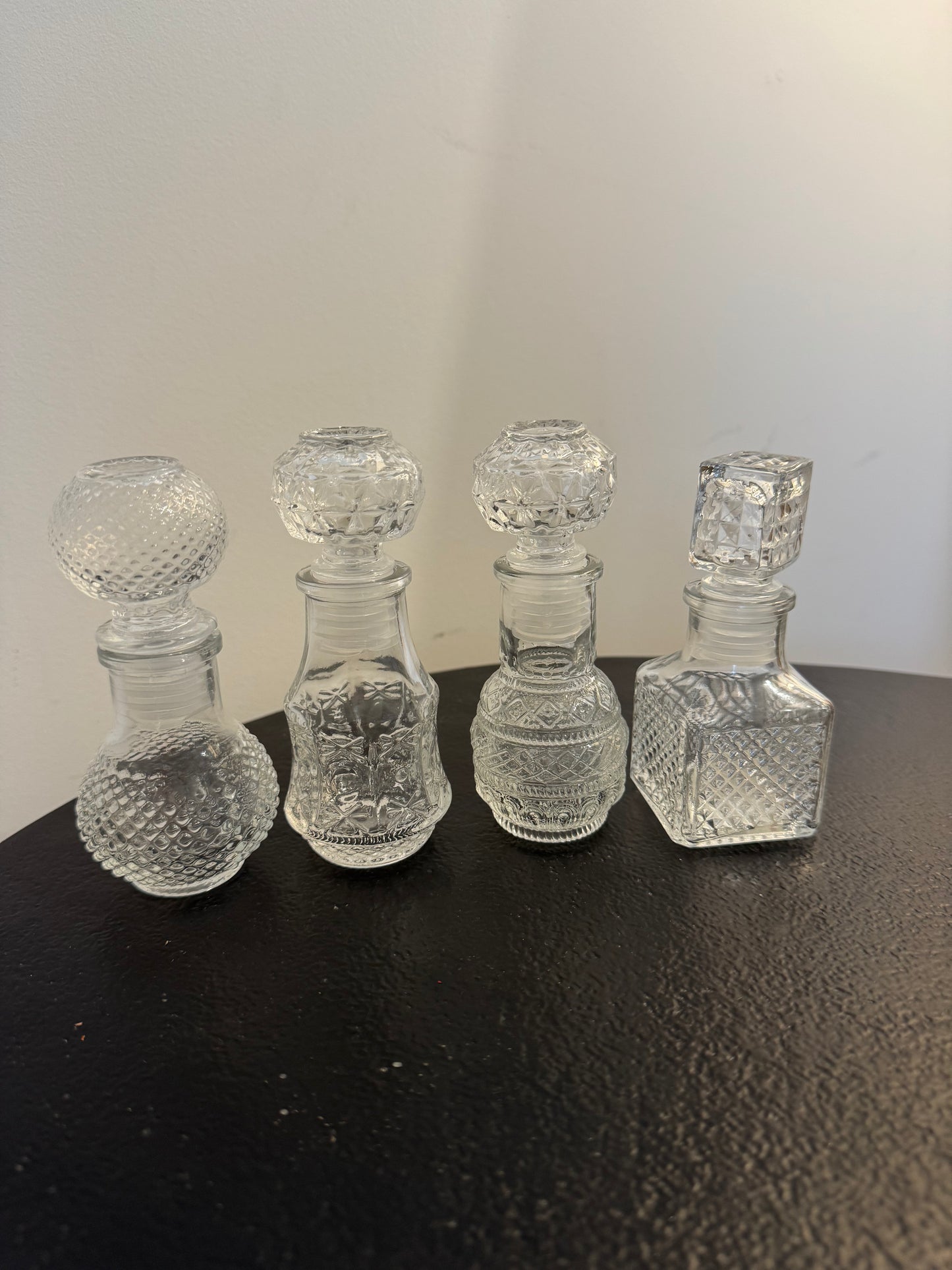 Petite carafe à bouchon en verre travaillé — Hoff Interieur