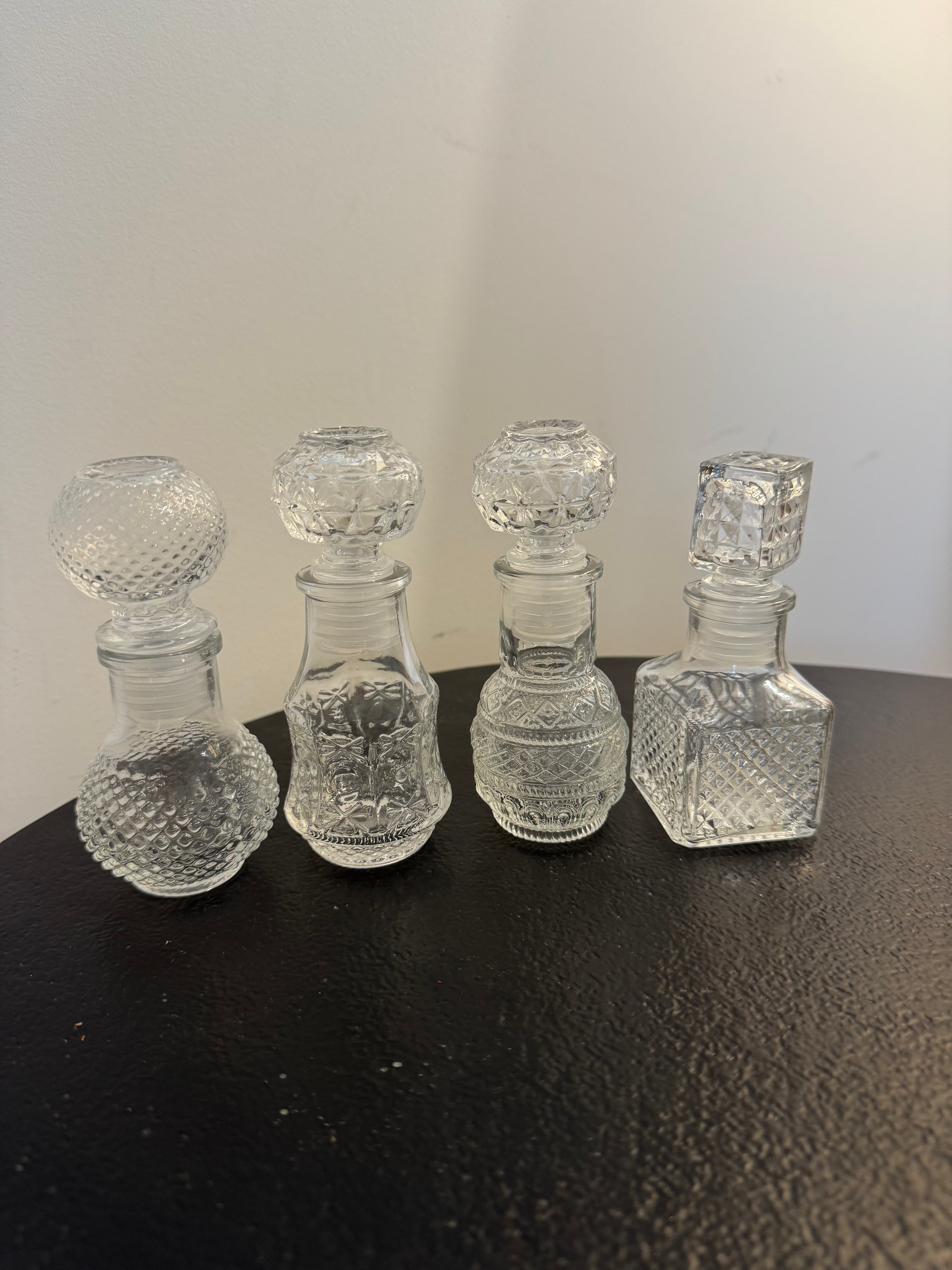 Petite carafe à bouchon en verre travaillé — Hoff Interieur