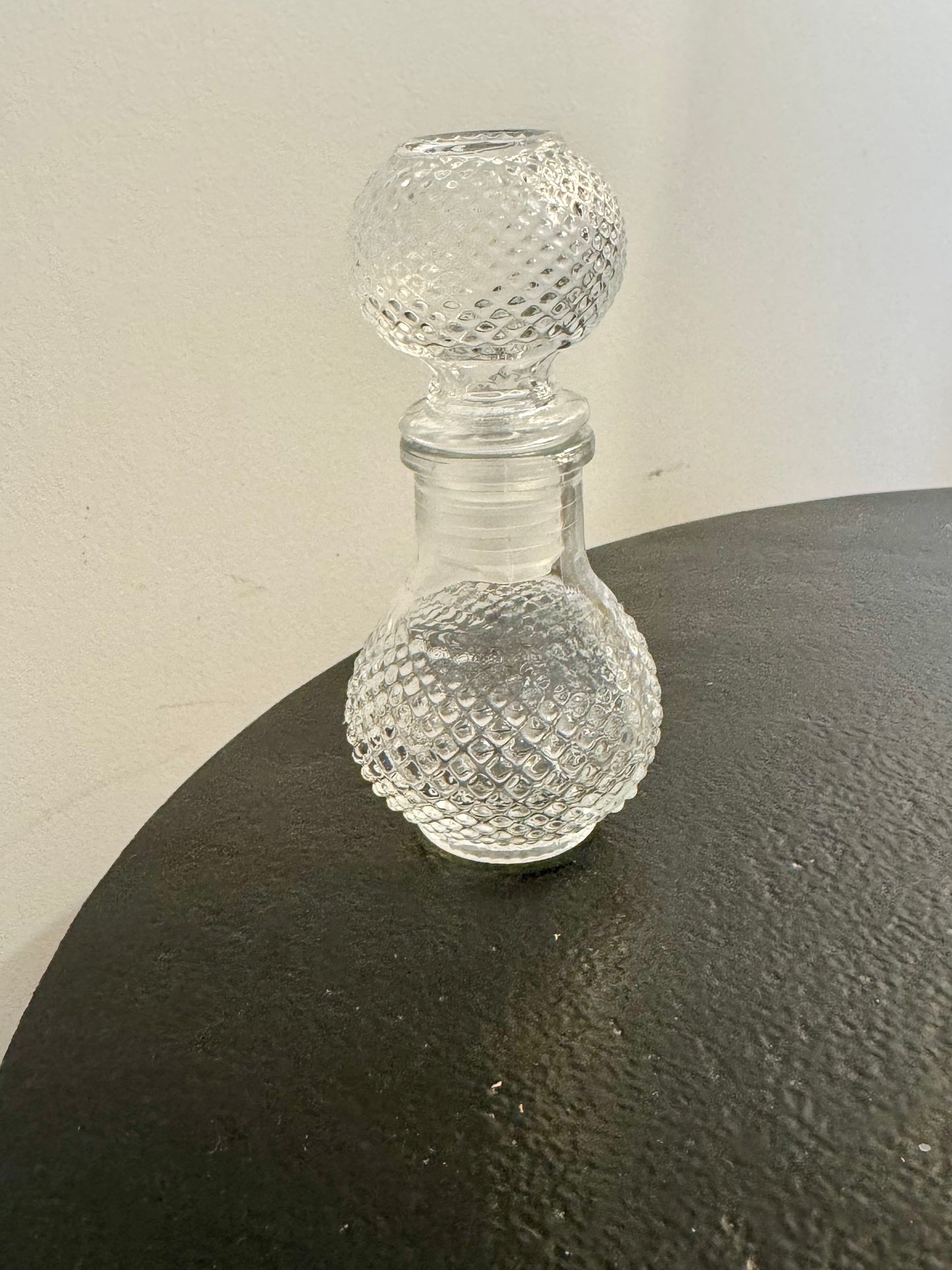 Petite carafe à bouchon en verre travaillé — Hoff Interieur