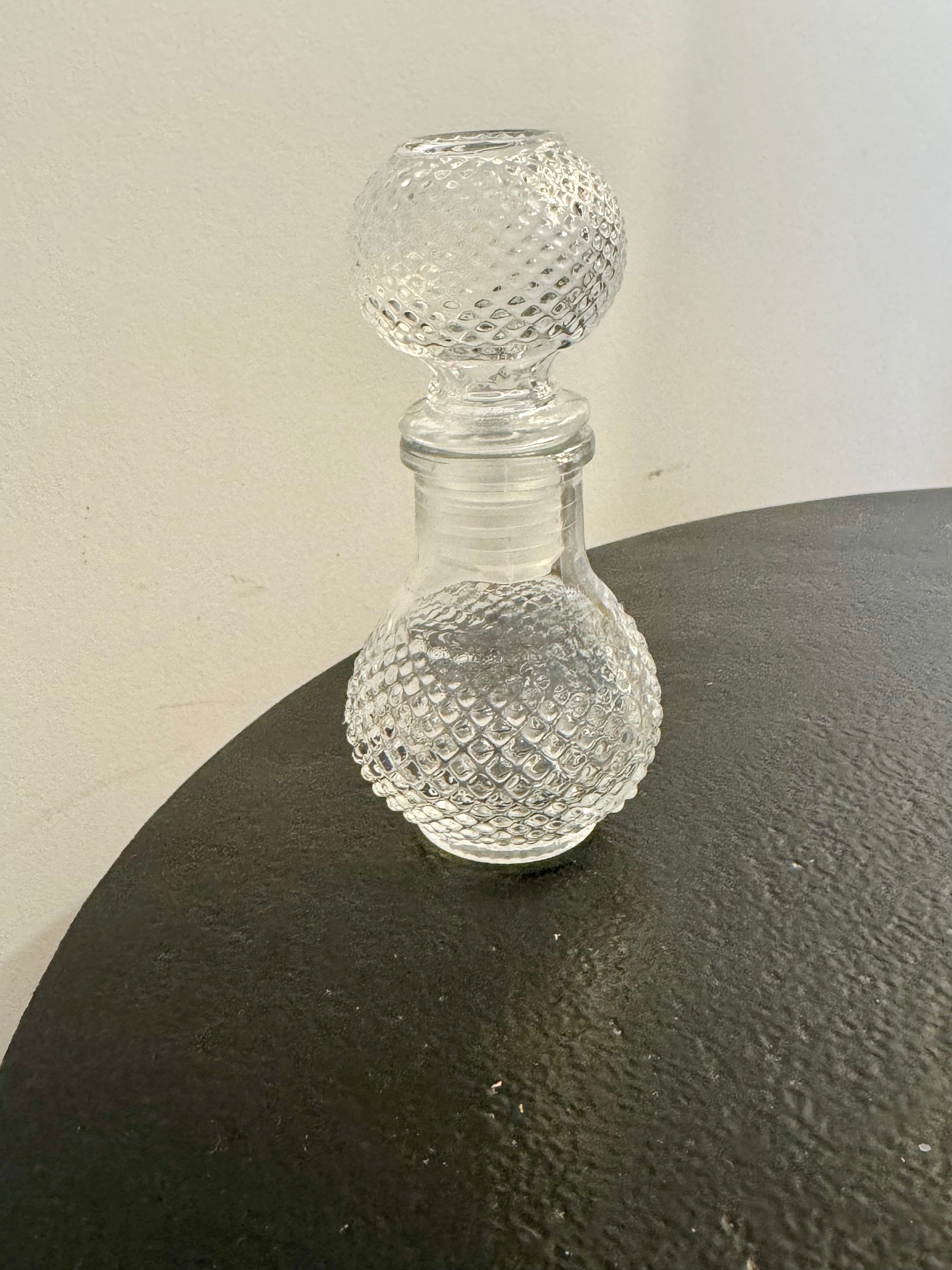 Petite carafe à bouchon en verre travaillé — Hoff Interieur