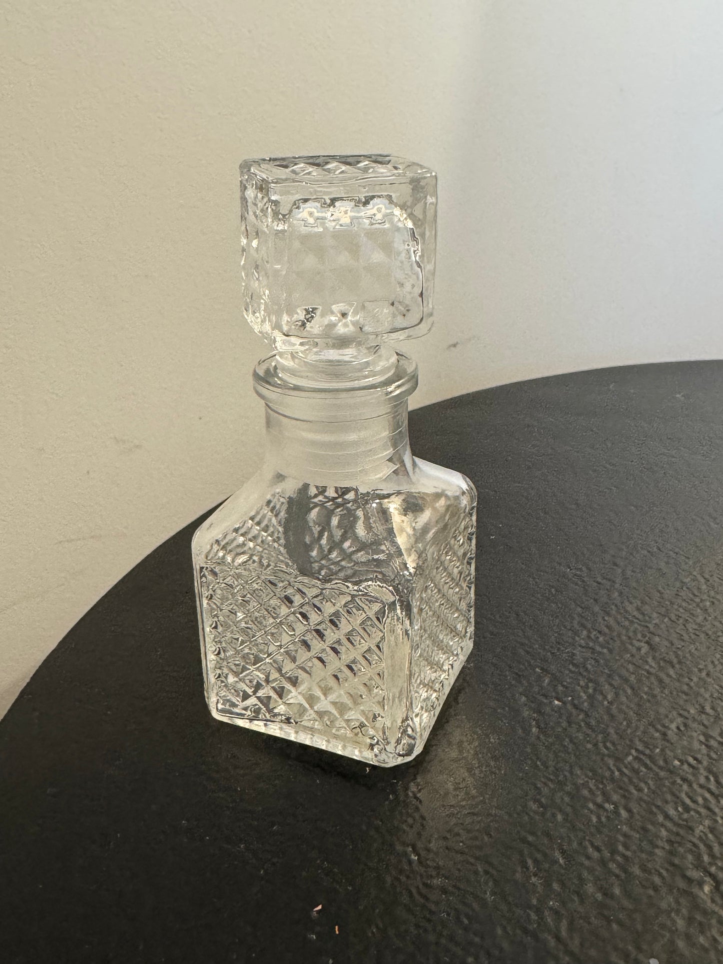 Petite carafe à bouchon en verre travaillé — Hoff Interieur