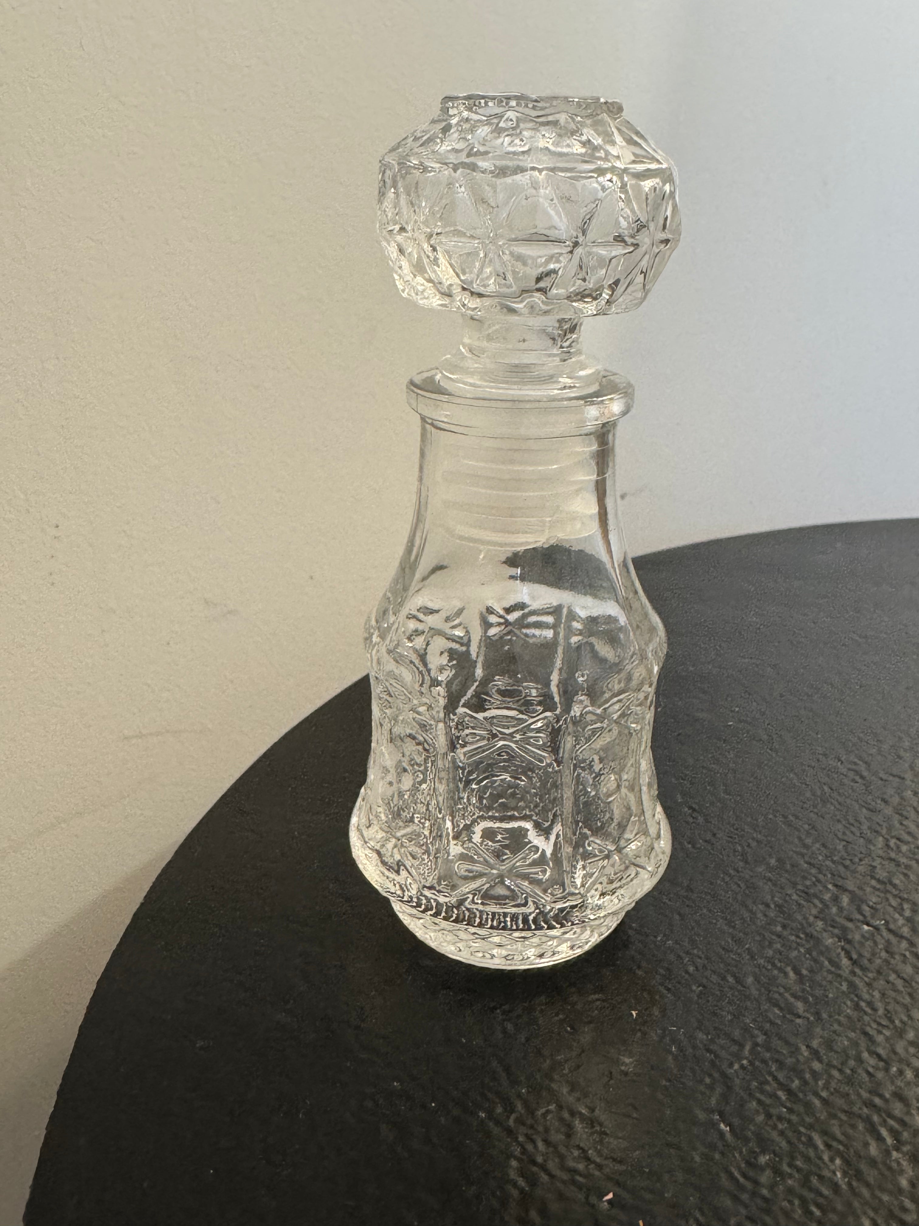 Petite carafe à bouchon en verre travaillé — Hoff Interieur