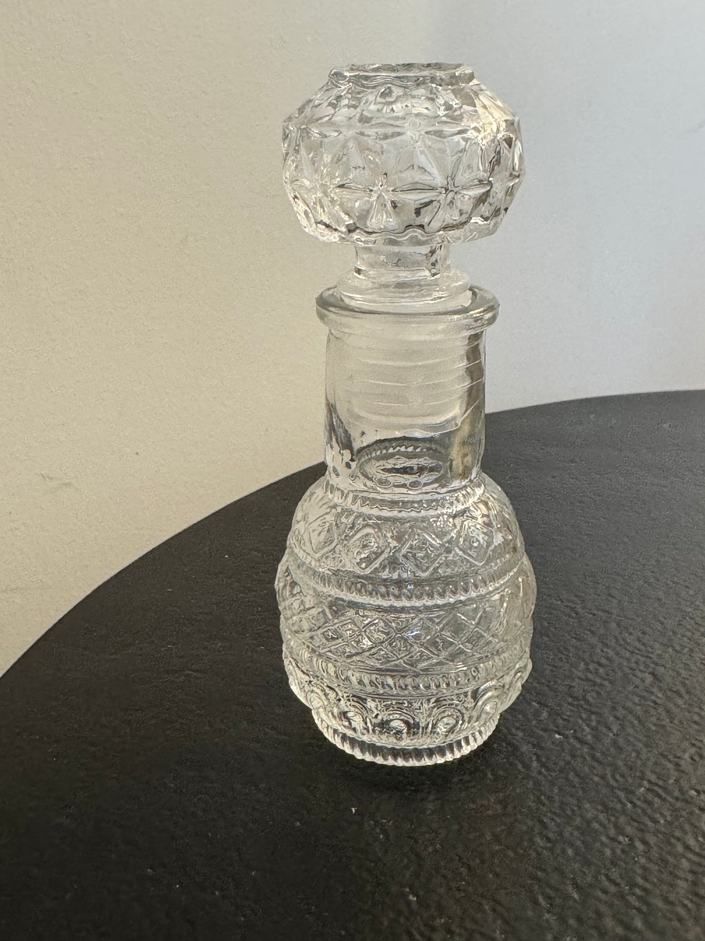 Petite carafe à bouchon en verre travaillé — Hoff Interieur