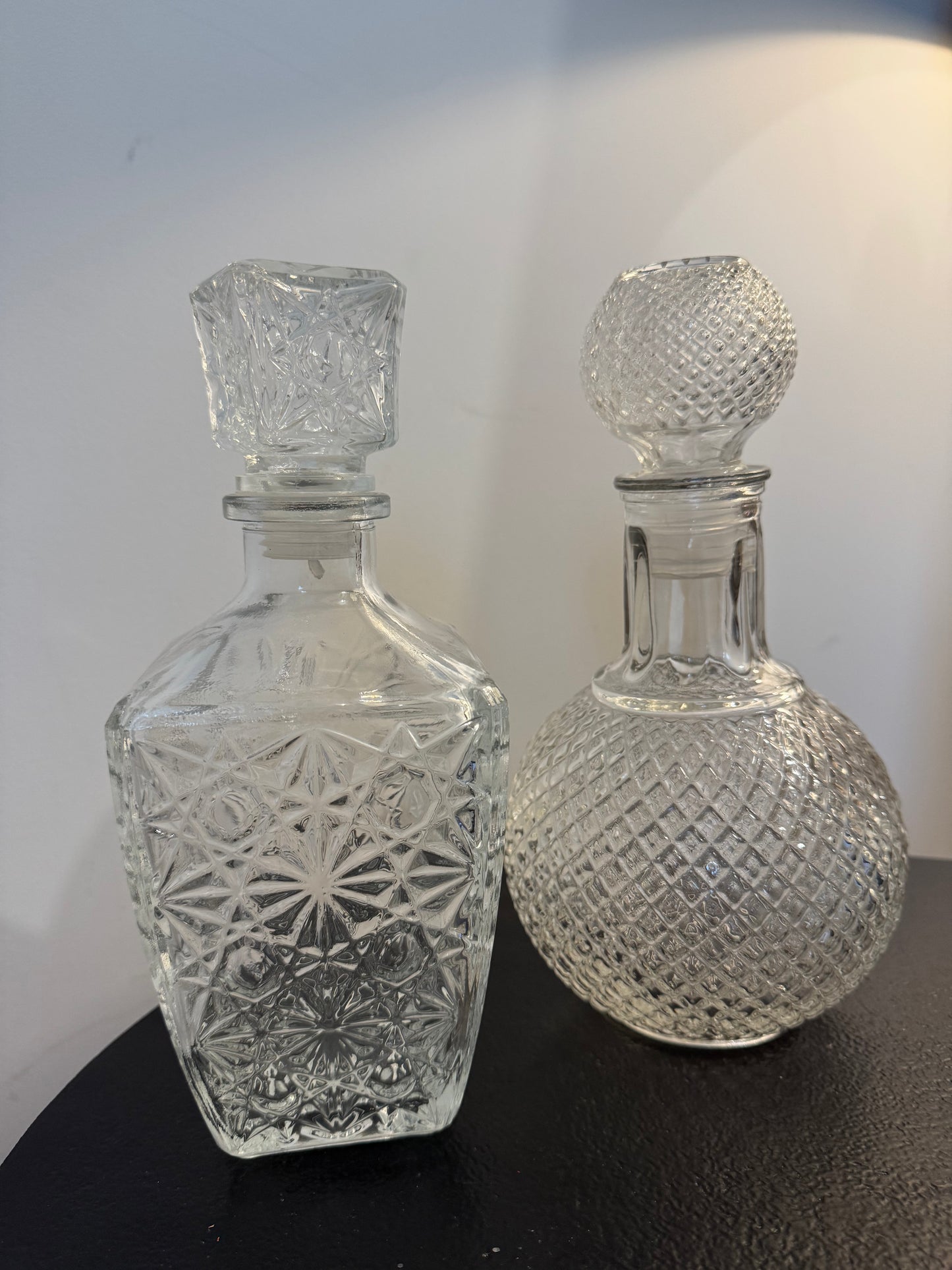 Grande carafe à bouchon en verre travaillé — Hoff Interieur